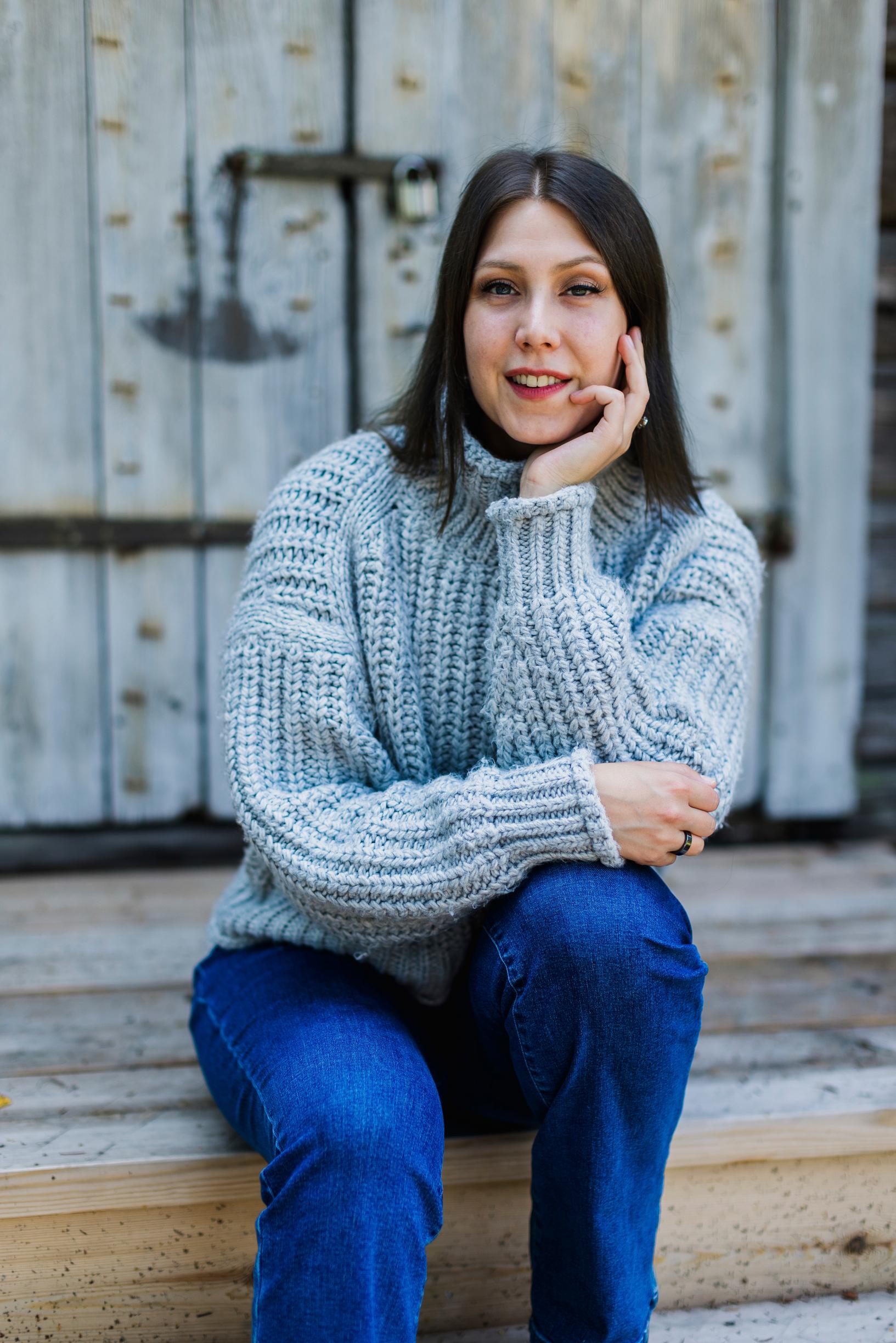 Tarot-kortit ja noituus ovat Meeri Toivoselle hyvinvointitekoja: ”Nykyisessä informaatiotulvassa voi helposti kadottaa itsensä. Noituus palauttaa”