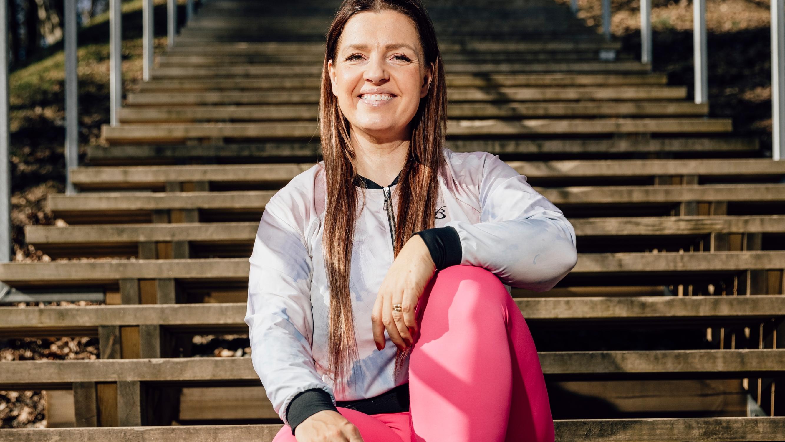 5 liikkeen tehokas pakarajumppa – tämä puolen tunnin porrastreeni todella toimii