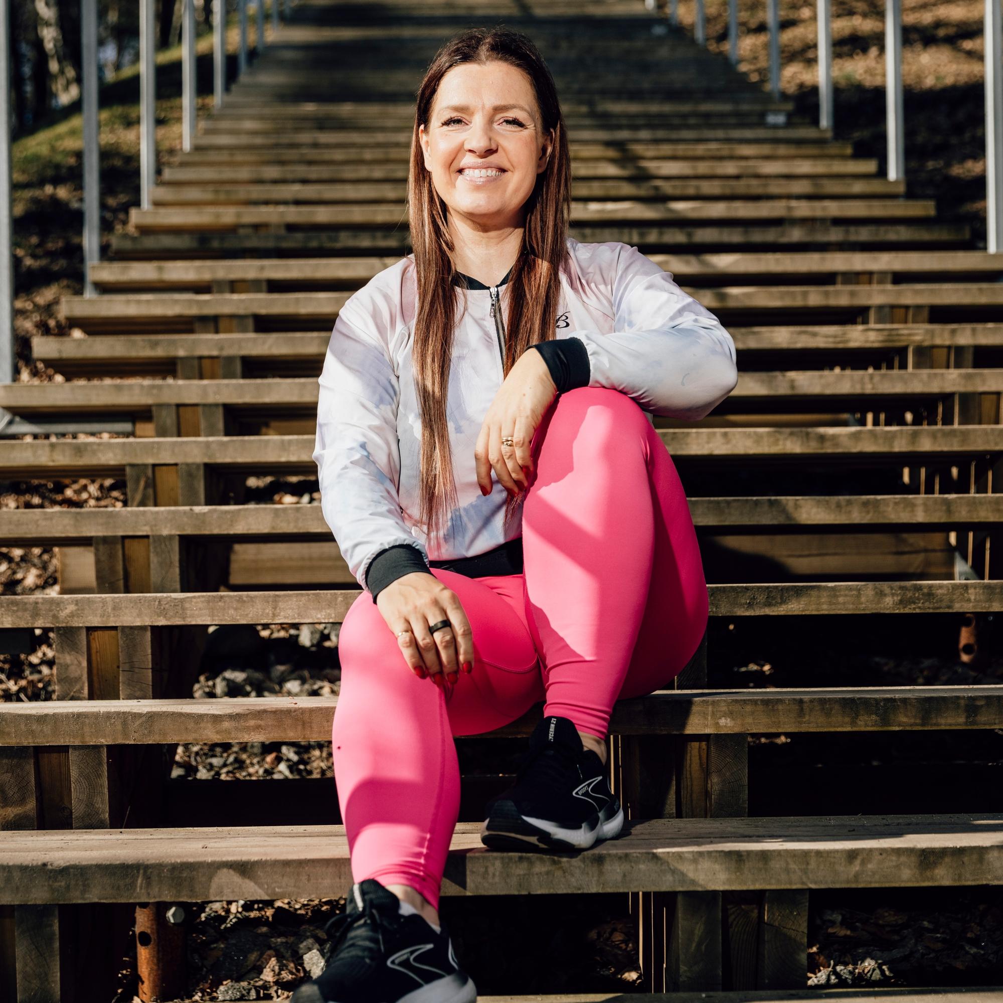 5 liikkeen tehokas pakarajumppa – tämä puolen tunnin porrastreeni todella toimii