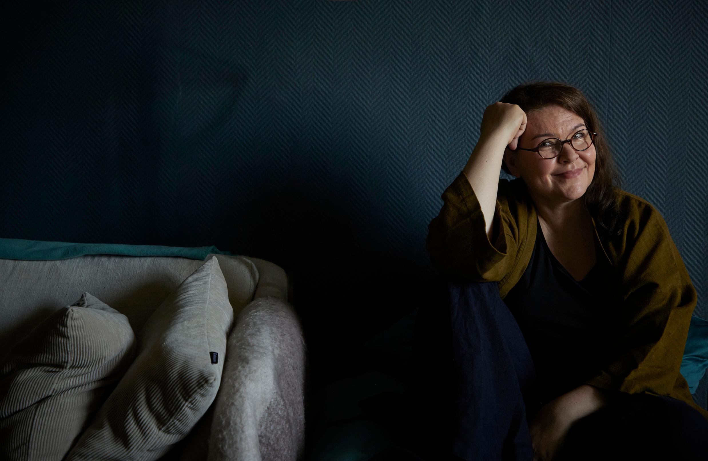 [Image] Kirsi Halla-Seppälä on luontokeskeisen elävän astrologian kehittäjä sekä Sielunkartta- ja Sydänyhteys-konseptien luoja. Hän toimii myös kouluttajana, ratkaisukeskeisenä terapeuttina ja läsnäolo- ja tietoisuusohjaajana. Musiikki on aina ollut tärkeä osa elämää. ”Improvisoin ja tulkitsen myös astrologiaa jazzmuusikon tavoin.”