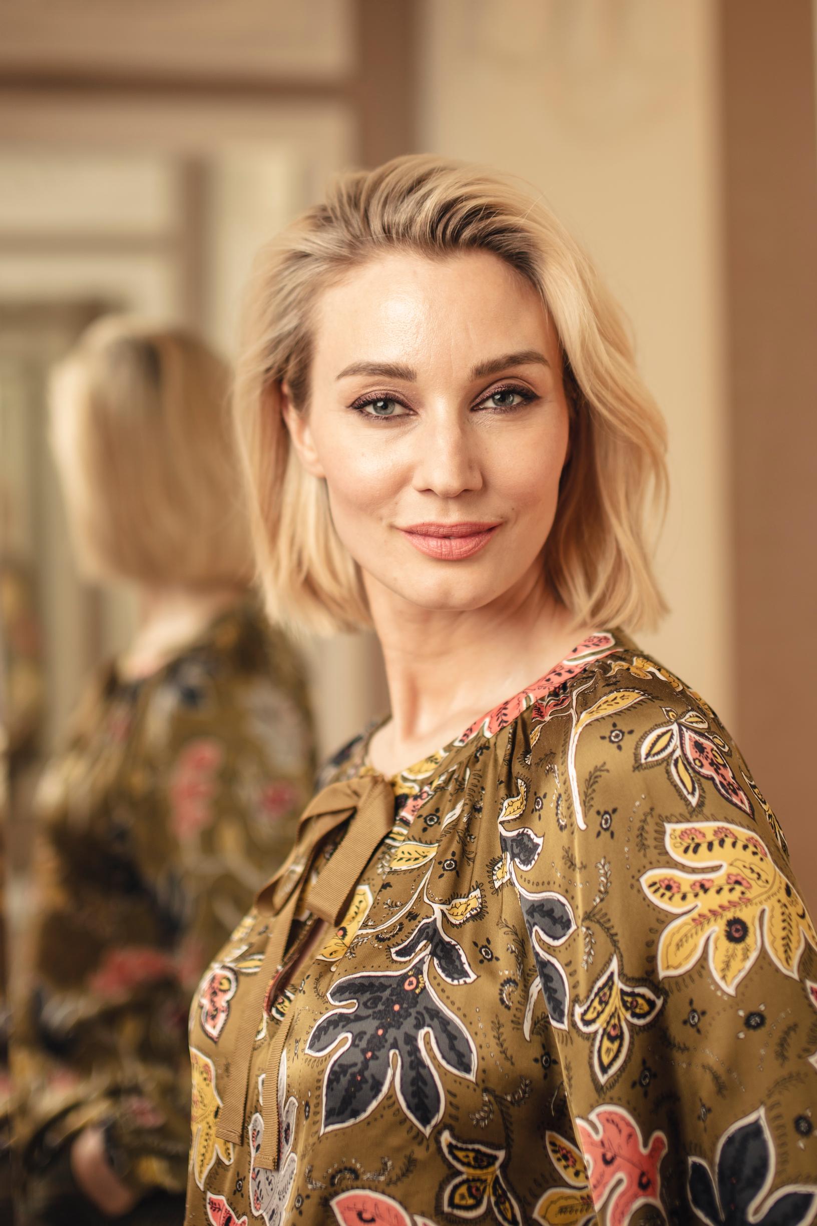 Vaihda kengät mukavampiin ja asusta vimmatusti – Noora Hautakankaan tyyliopeilla elämästä tulee kauniimpaa ja helpompaa