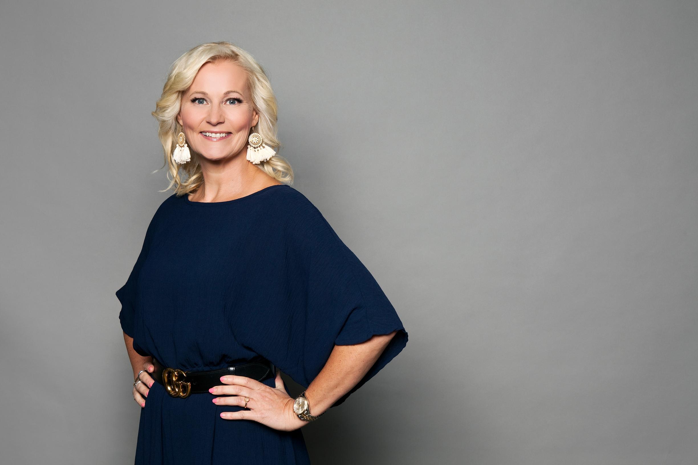 Tiinan elämä oli vuosia pelkkää excel-taulukoiden tuijottamista – kun työt loppuivat, hän päätti auttaa muita kiireisiä naisia