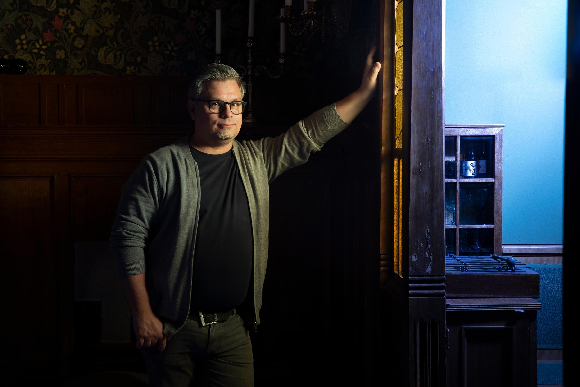 ”Sukupuolessaan viihtyvän heteromiehen tarina on kerrottu monta kertaa. Kirjoitan mieluummin heistä, jotka ovat tavalla tai toisella marginaalissa”, Tommi Kinnunen kertoo.