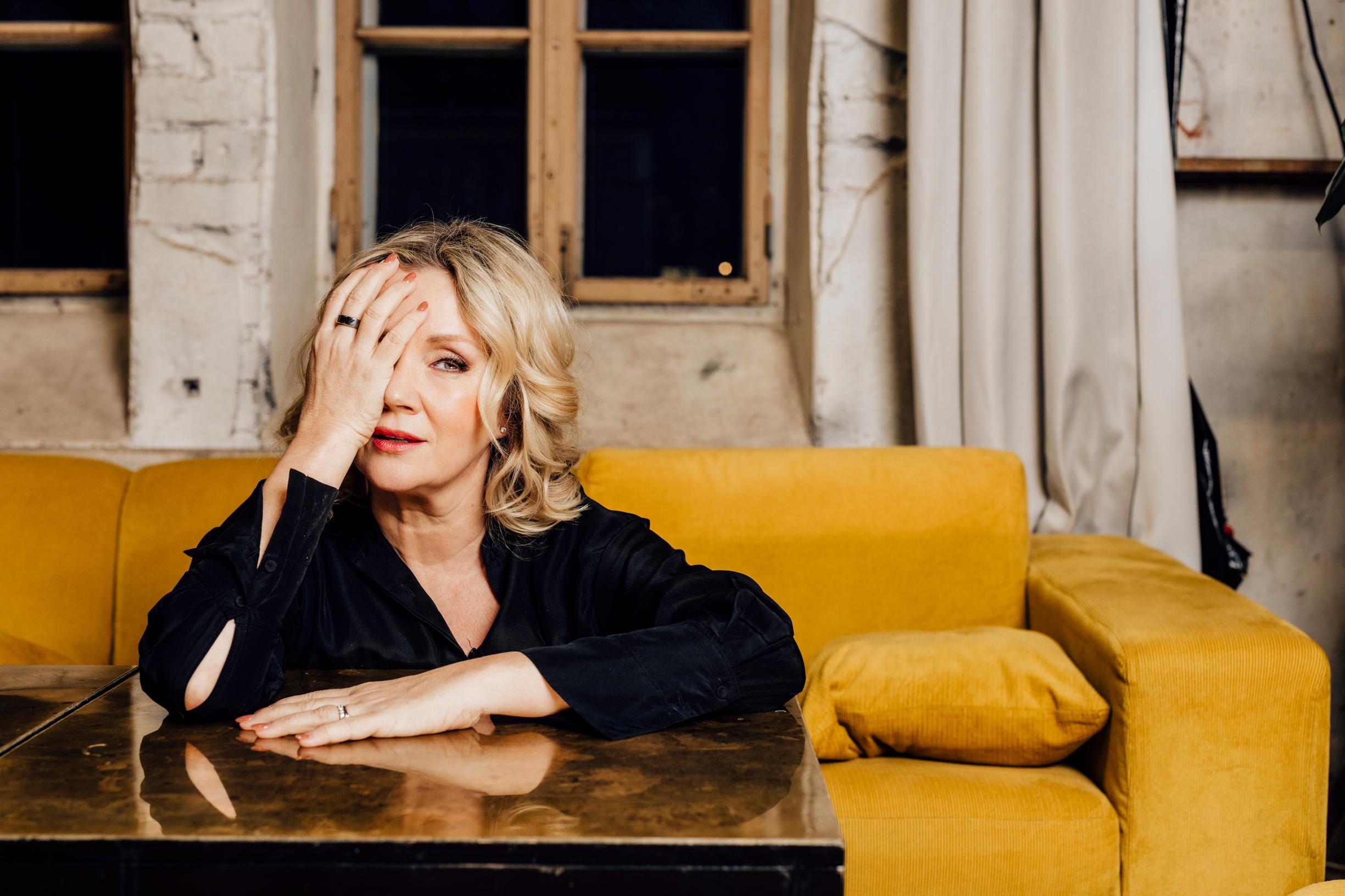 Katariina Kaitue on rooliensa yhteydessä tutustunut muistisairauteen. ”Yllätyin siitä, kuinka monia se koskettaa ja kuinka kovilla läheisetkin sairauden kanssa ovat.”