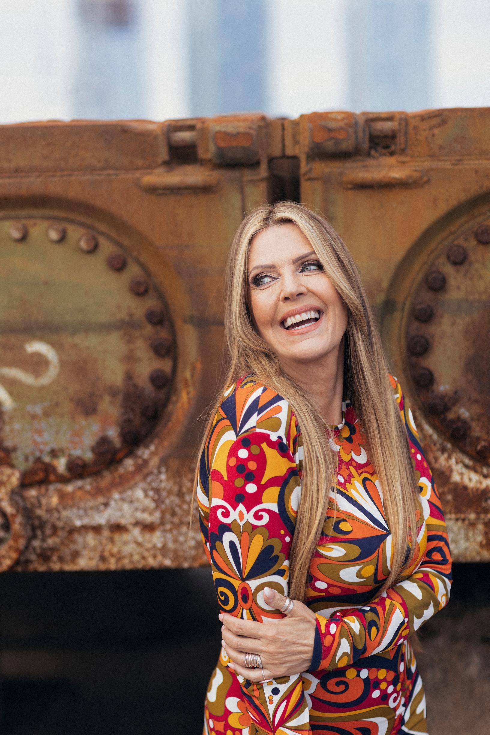 Eini on luonteeltaan hyvin perhekeskeinen ja välit molempiin aikuisiin lapsiin ovat tiiviit. Ida valmistuu pian lääkäriksi. Lauri työskentelee kaupallisella alalla.