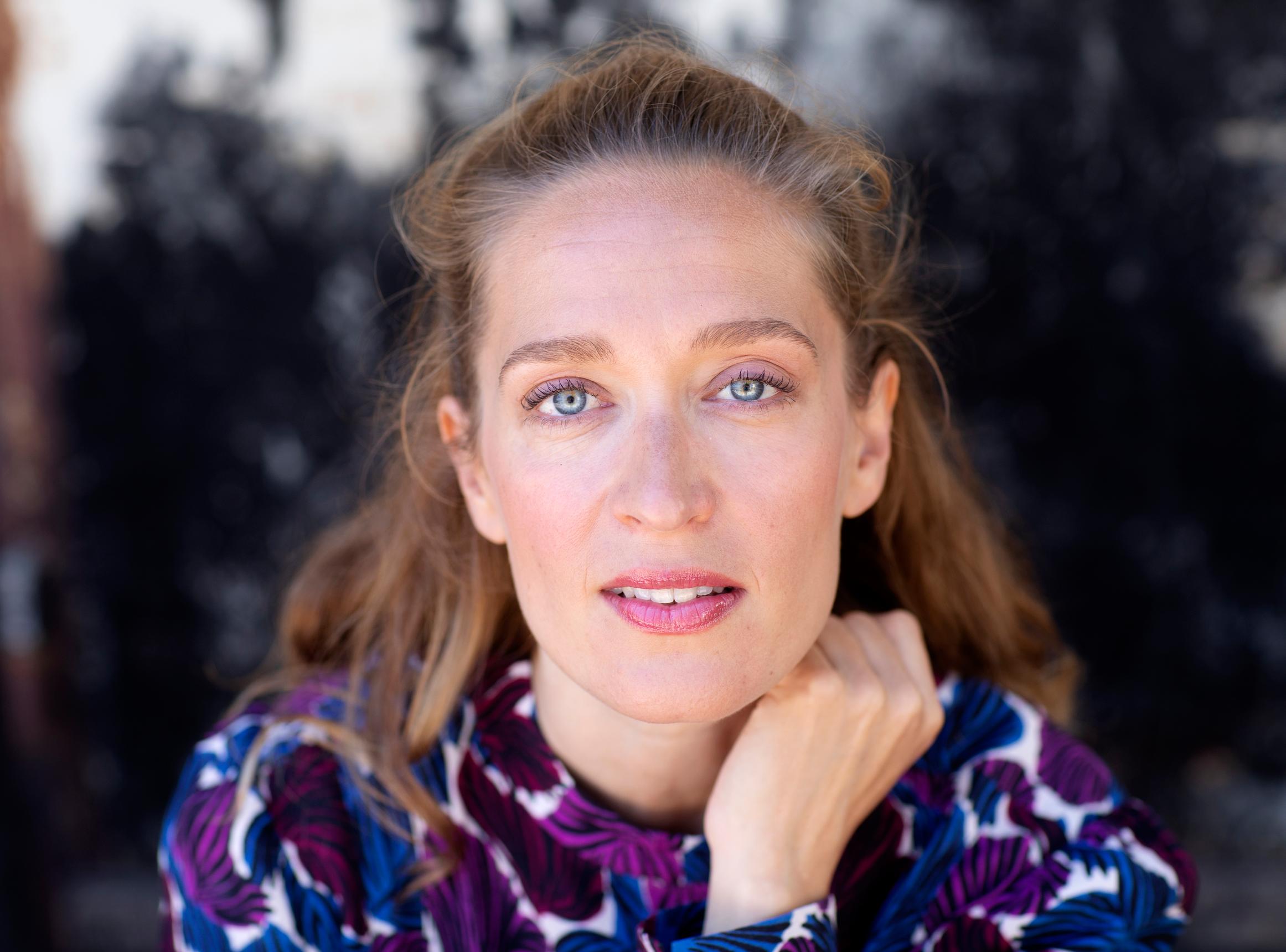 Vaikeat ajat vahvistivat Elsa Saisiota: ”Sain apua terapiasta ja ihmisistä ympärilläni, mutta ennen kaikkea minua auttoi aika”