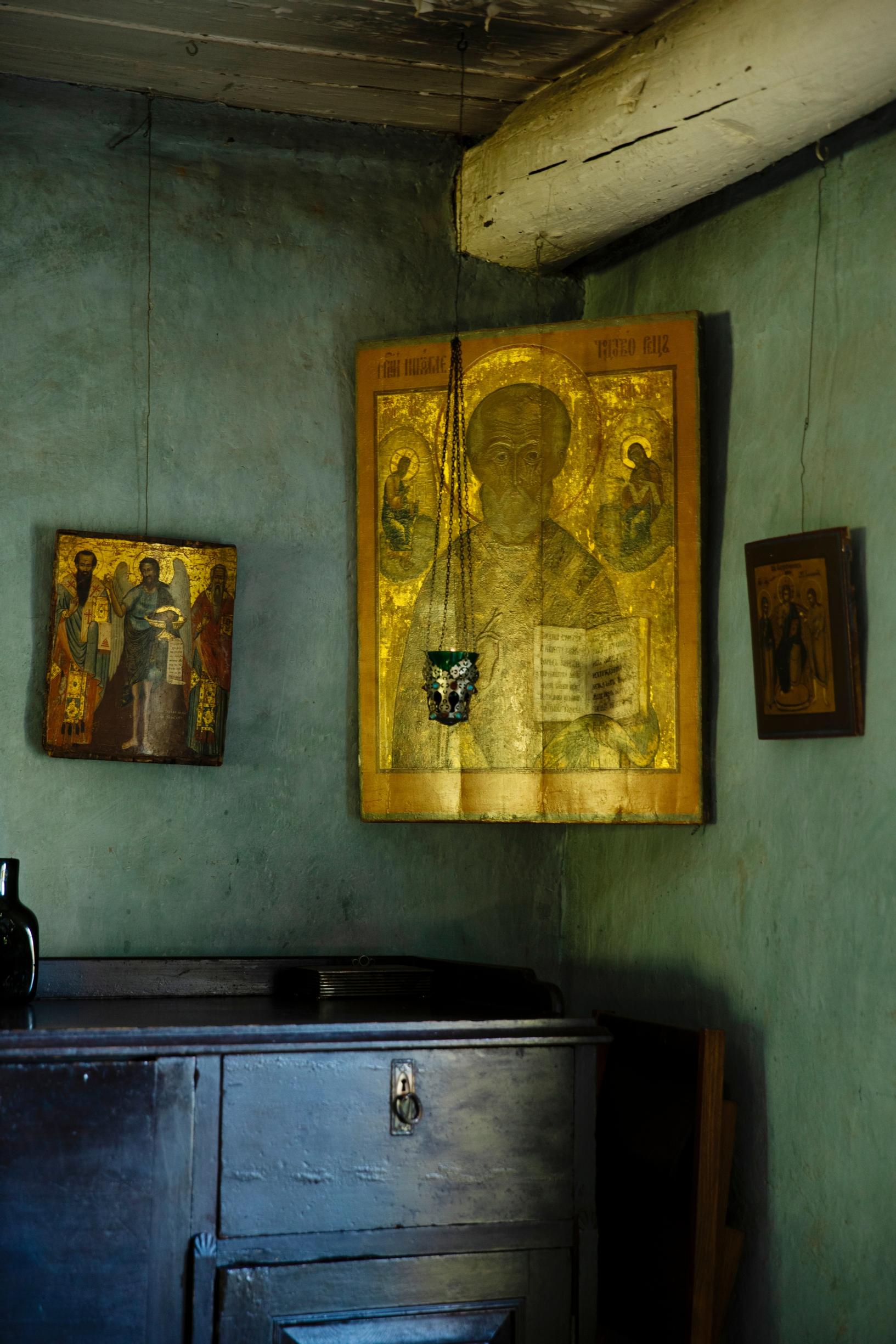 Ateljeen nurkkaan on naulattu puinen ikoni.