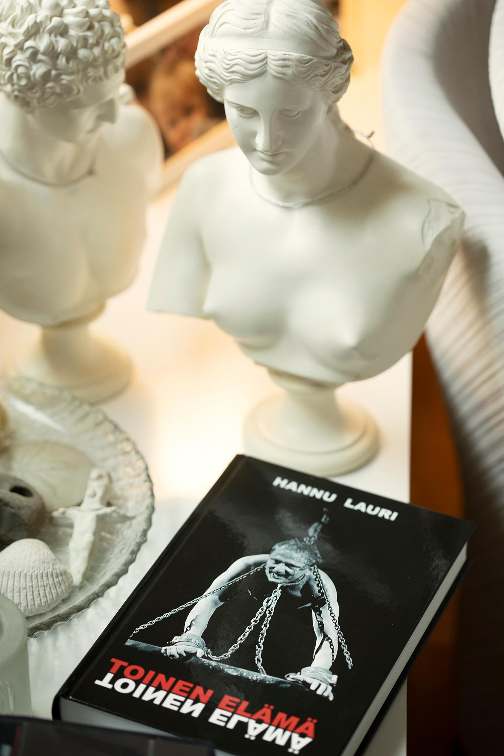 Kun Hannu Lauri otti omaelämäkerran käteensä, ensimmäinen tunne oli, että se on liian painava: sisältö ei sitä olisi.