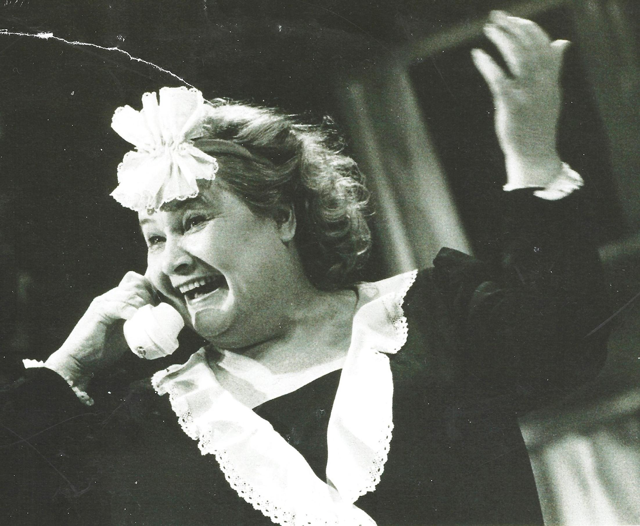 Anja Pohjola arvostaa naiskirjailijoiden tekstejä. Ritva Siikalan ohjaama Onnenseitti oli koottu Maria Jotunin novelleista (1994).