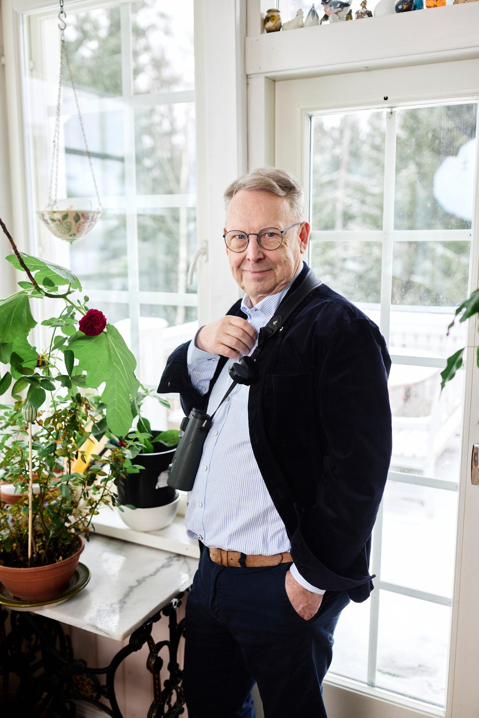 ”Tiedoksenne: ihminen on suunniteltu noin viisikymmentävuotiaaksi. Sen jälkeen paikat alkavat pikkuhiljaa hajota”, Tom Pöysti sanoo.
