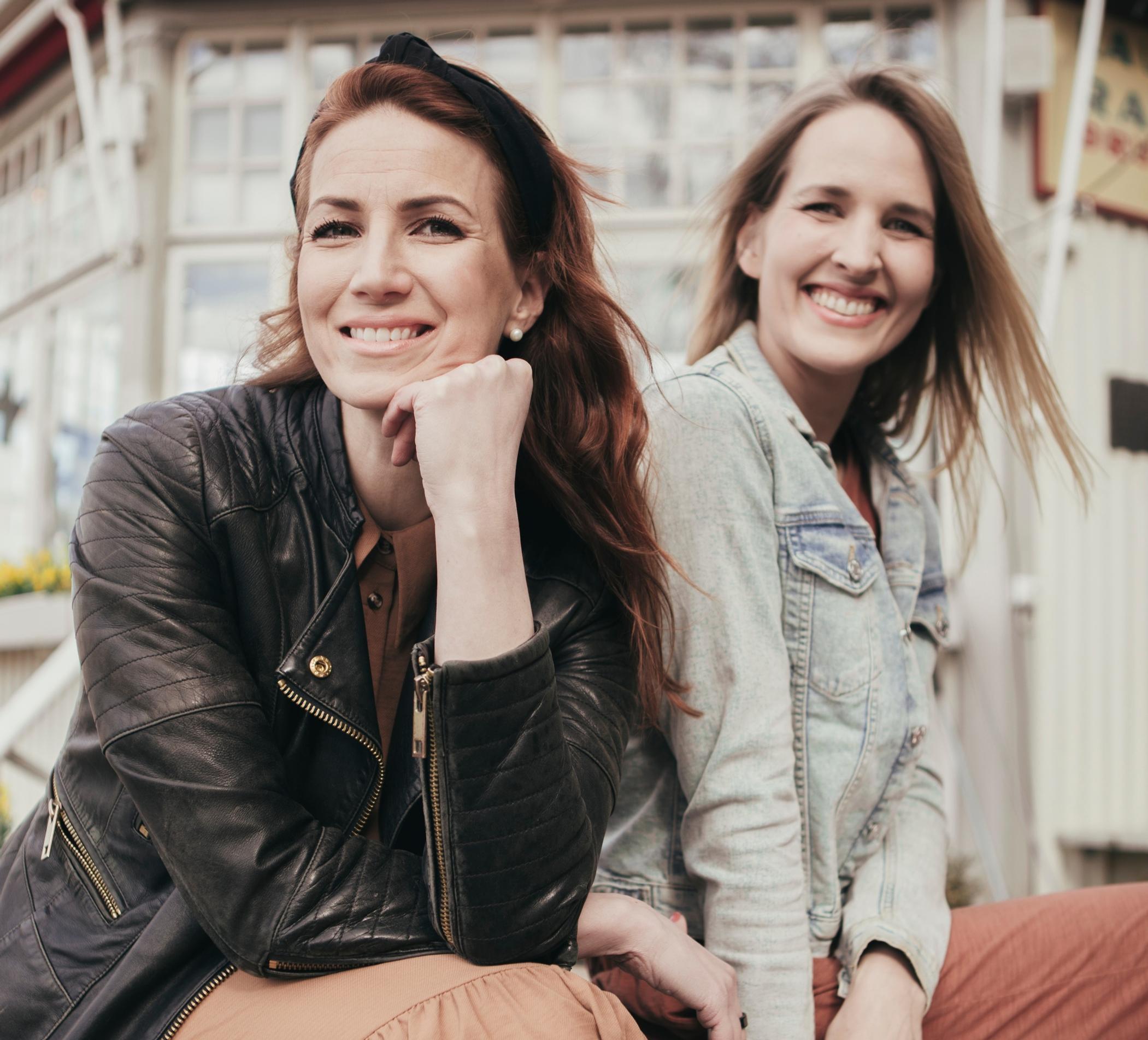 Tarvitaan toisenlaista puhetta lapsiperhearjesta, sanovat Ruuhkavuosirakkautta-podcastin juontajat