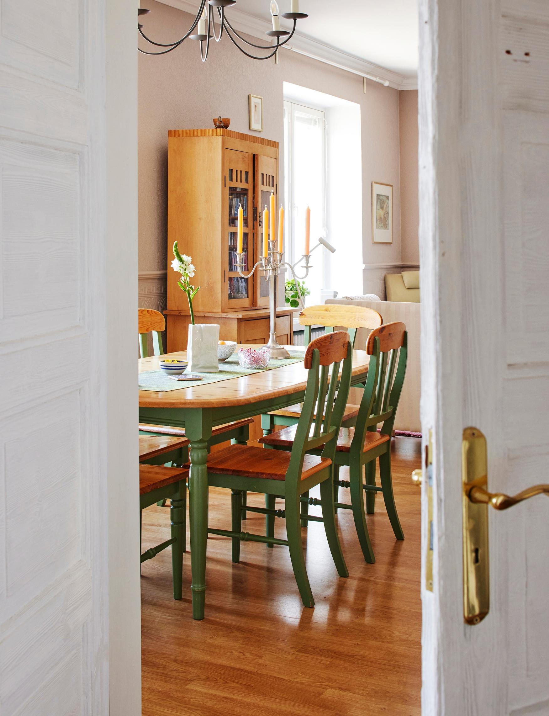 Tukeva ruokailuryhmä on ostettu 1990-luvun alussa ja kulkenut perheen mukana ensimmäisestä Porvoon-kodista nykyiseen.