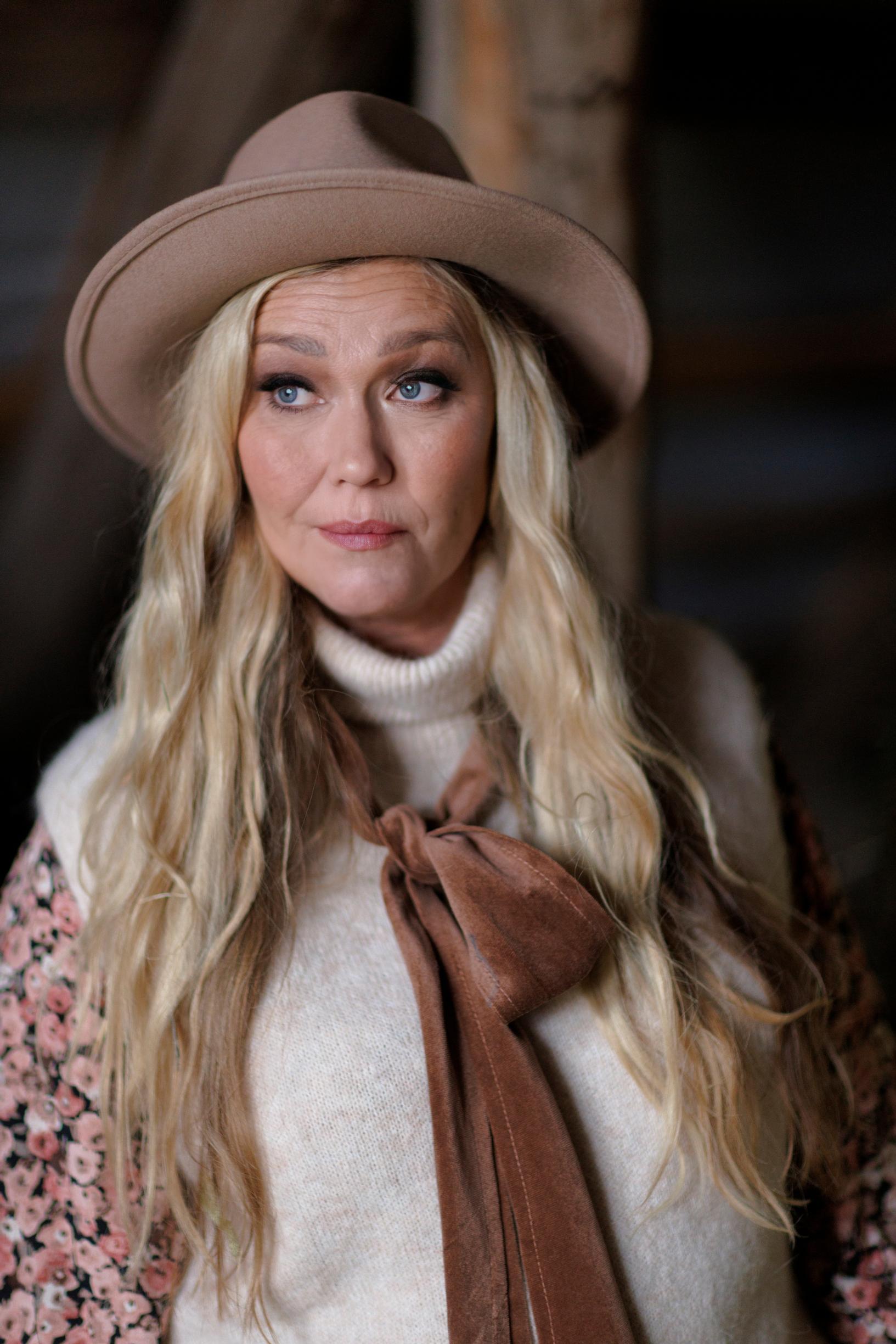 Loppuvuodesta Outi kuvasi JP Valkeapään elokuvaa Hetki lyö Teneriffalla. ”Päärooli on lottovoitto ikäiselleni näyttelijälle.”