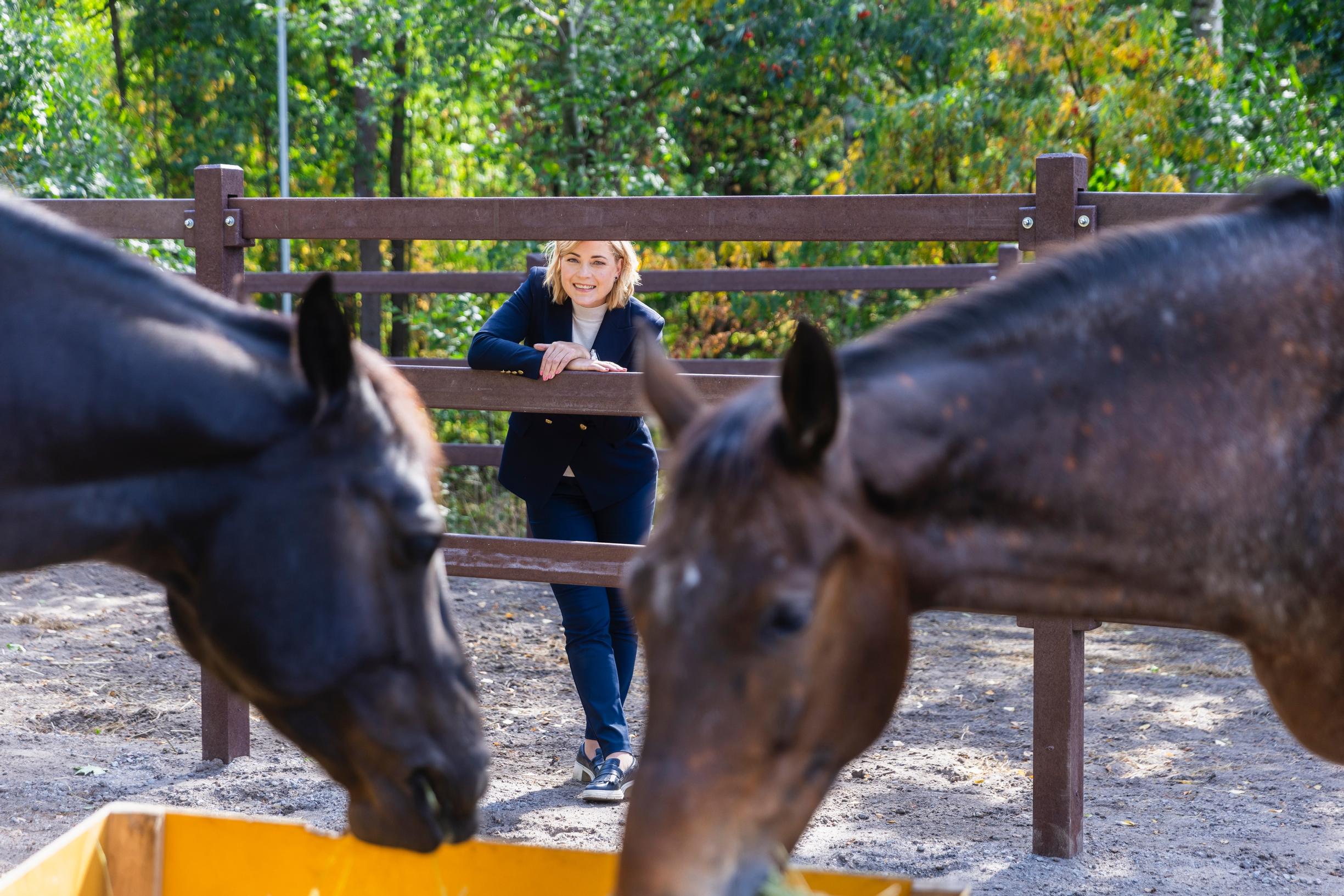 Hennan unelmien päivä on edelleen samanlainen kuin lapsena: ”Pyöräilen tallille. Käyn ratsastamassa maastossa. Pyöräilen kotiin.” Hänet kuvattiin Keskustallilla Helsingissä. Kuvan hevoset eivät ole hänen omiaan.