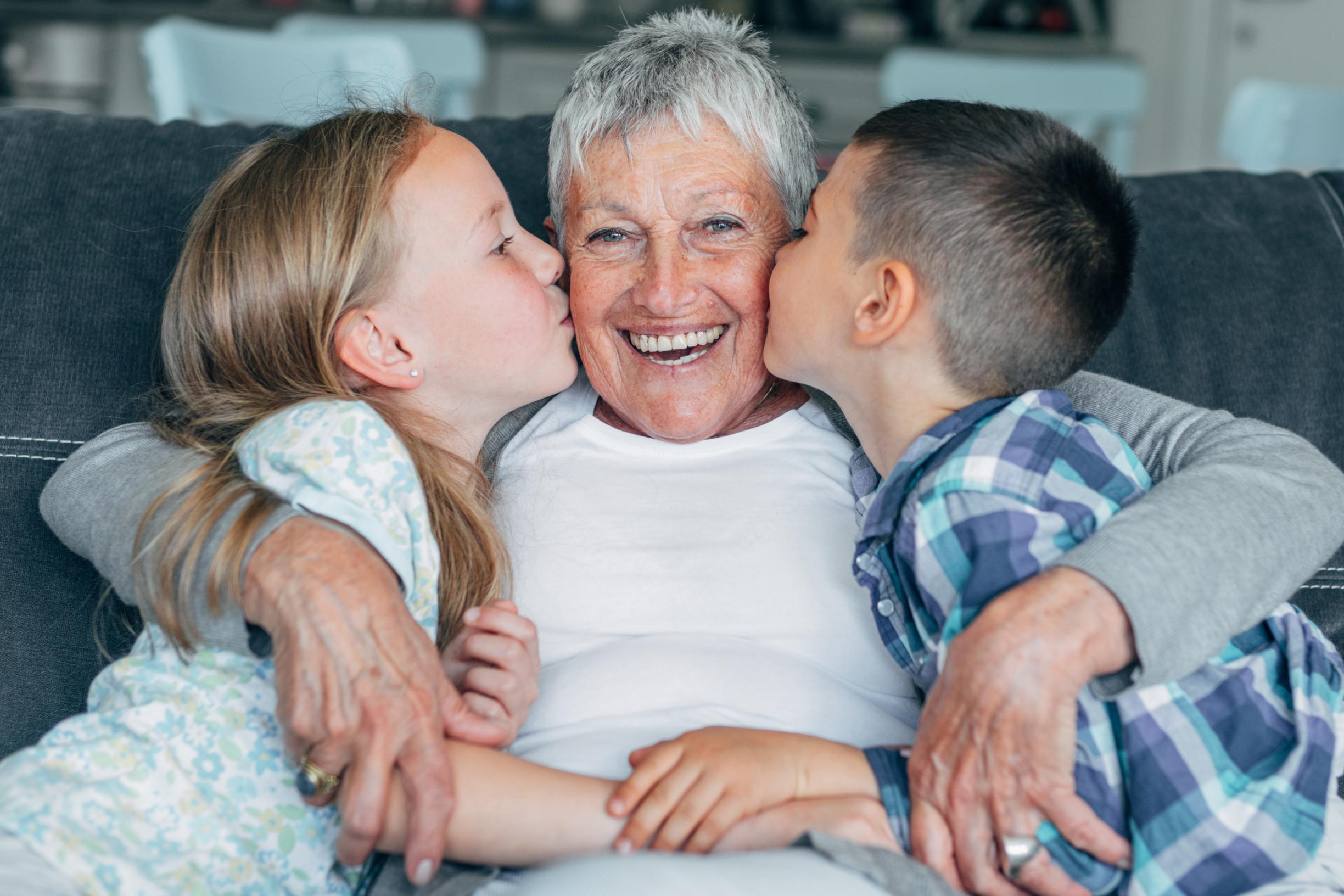 ”Lapsella oli heti paikka sydämessäni” – Miten käy bonusmummon, kun uusperhe eroaa? 