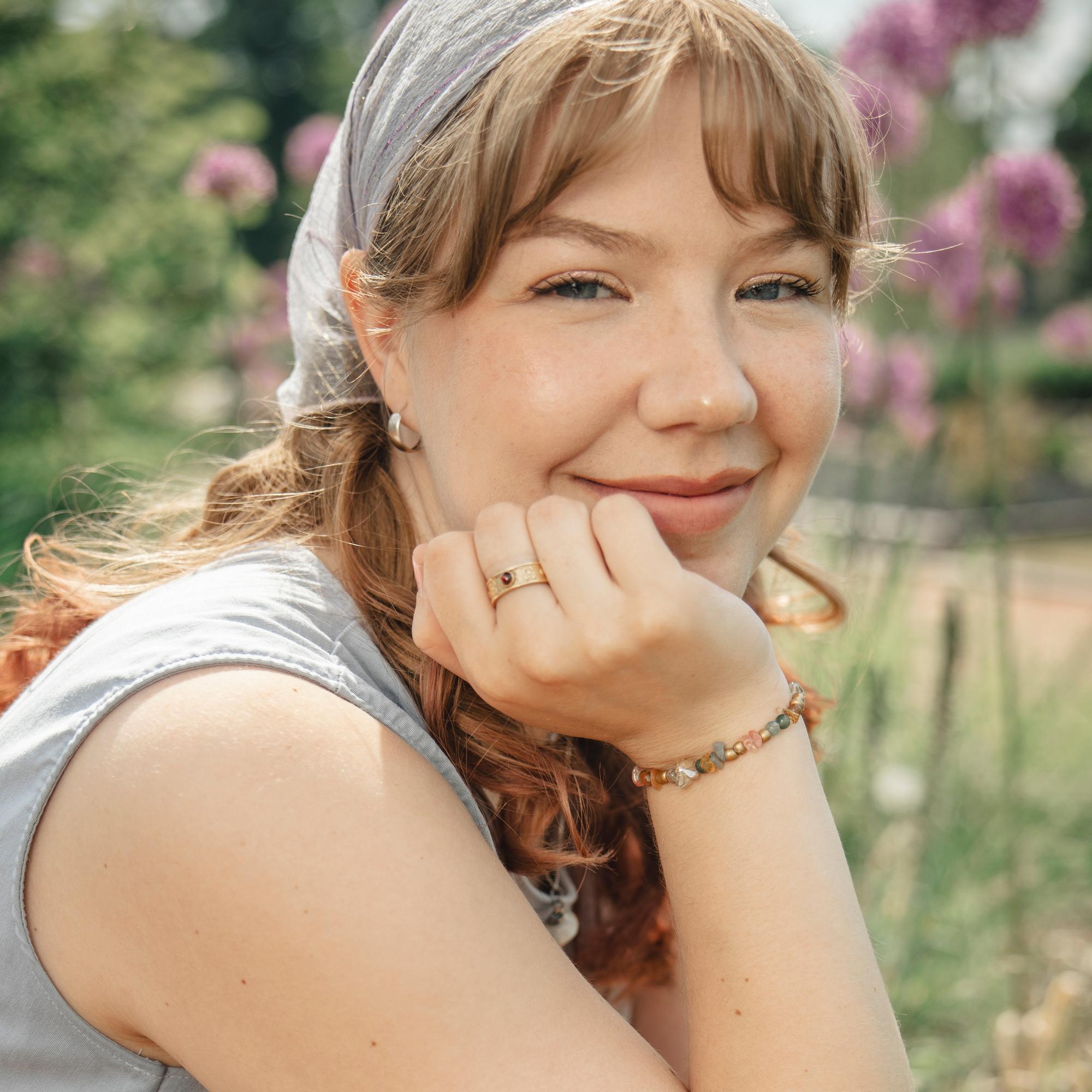 Muusikko Lyyti ei koskaan tuntenut isoisäänsä Jörn Donneria – ja se sai hänet miettimään, miten kuuluisuus vaikuttaa ihmiseen