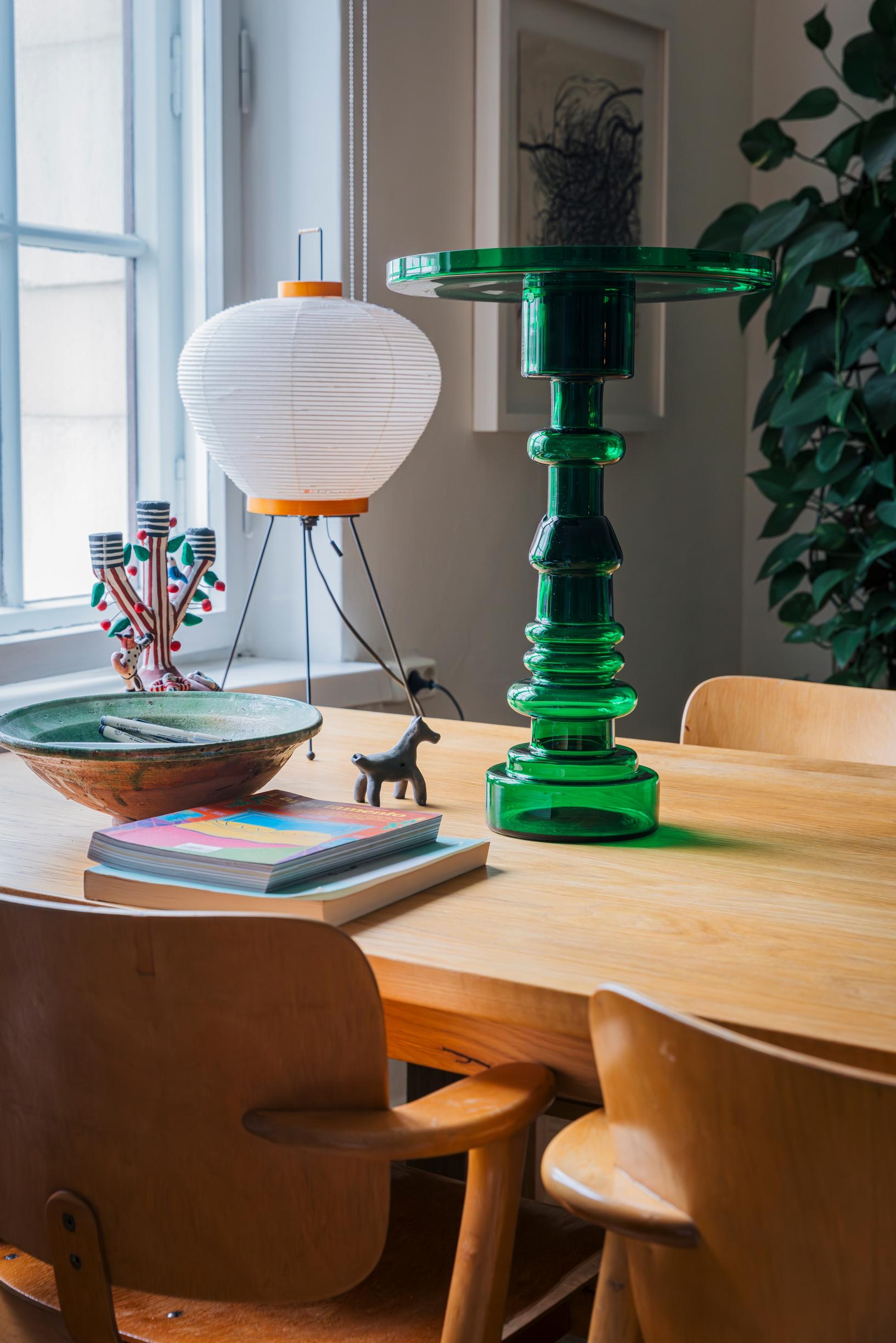 Olohuoneen pöydän teki ­designer Ville Aakula. Tuolit ovat Ilmari Tapiovaaran Domukset. Pöydällä kohoaa Oiva Toikan Majakka-­veistos. Valaisin on Isamu Noguchin Akari.