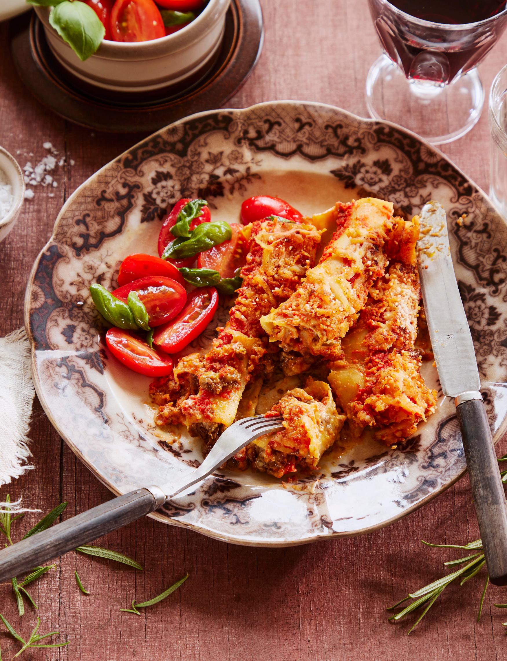 Herkulliset cannellonit saavat makunsa pitkään haudutetusta jauhelihakastikkeesta Voit hirven ja possun sijaan käyttää myös naudan jauhelihaa.