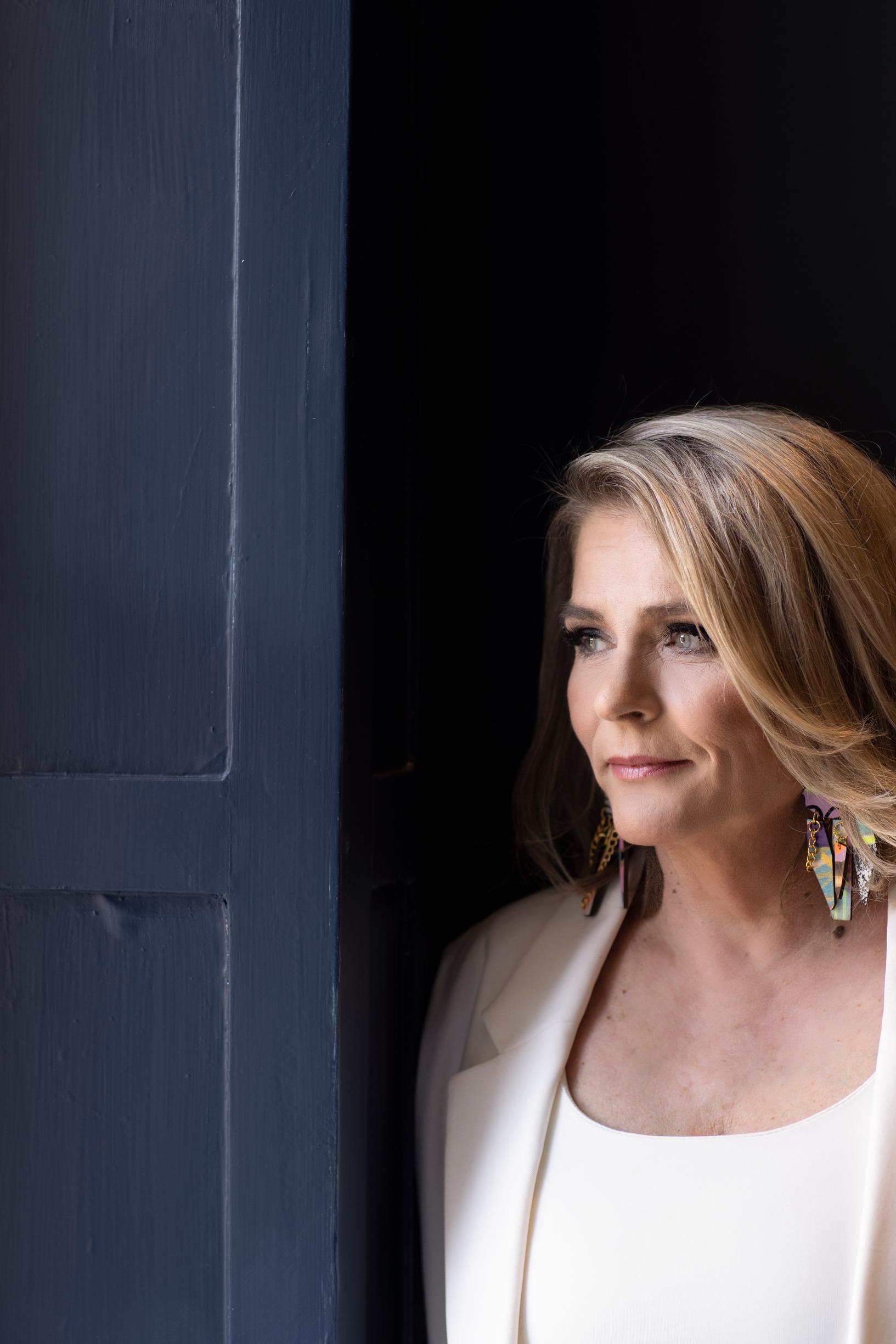 ”Tunnen itseni välillä yksinäiseksi. Ajatus yksinäisestä vanhuudesta ei tunnu kivalta”, Pirkko Hämäläinen pohtii.