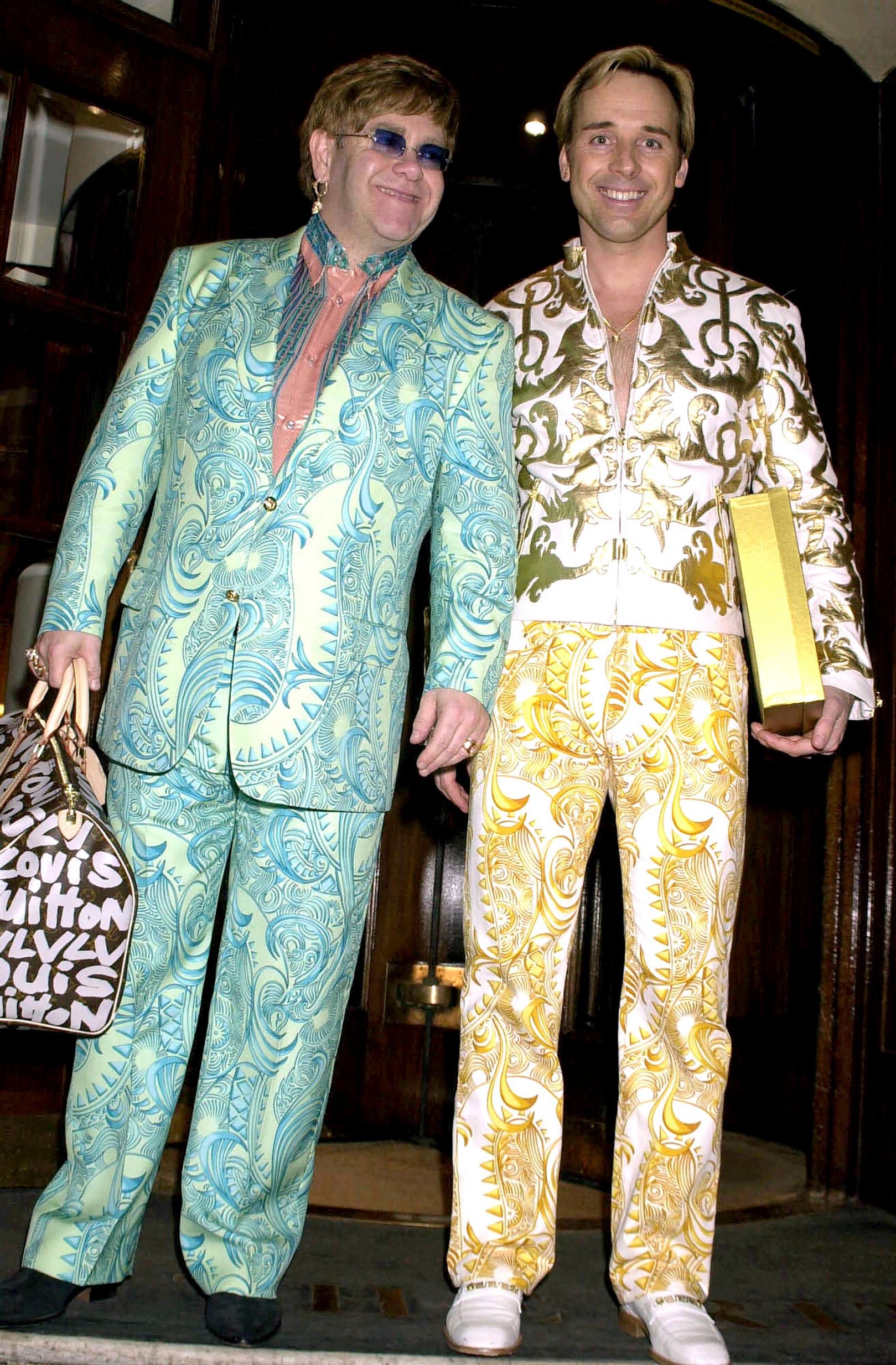 Elton ja David juhlimassa Eltonin 54-vuotissyntymä-päivää Lontoon Ritzissä 2001.