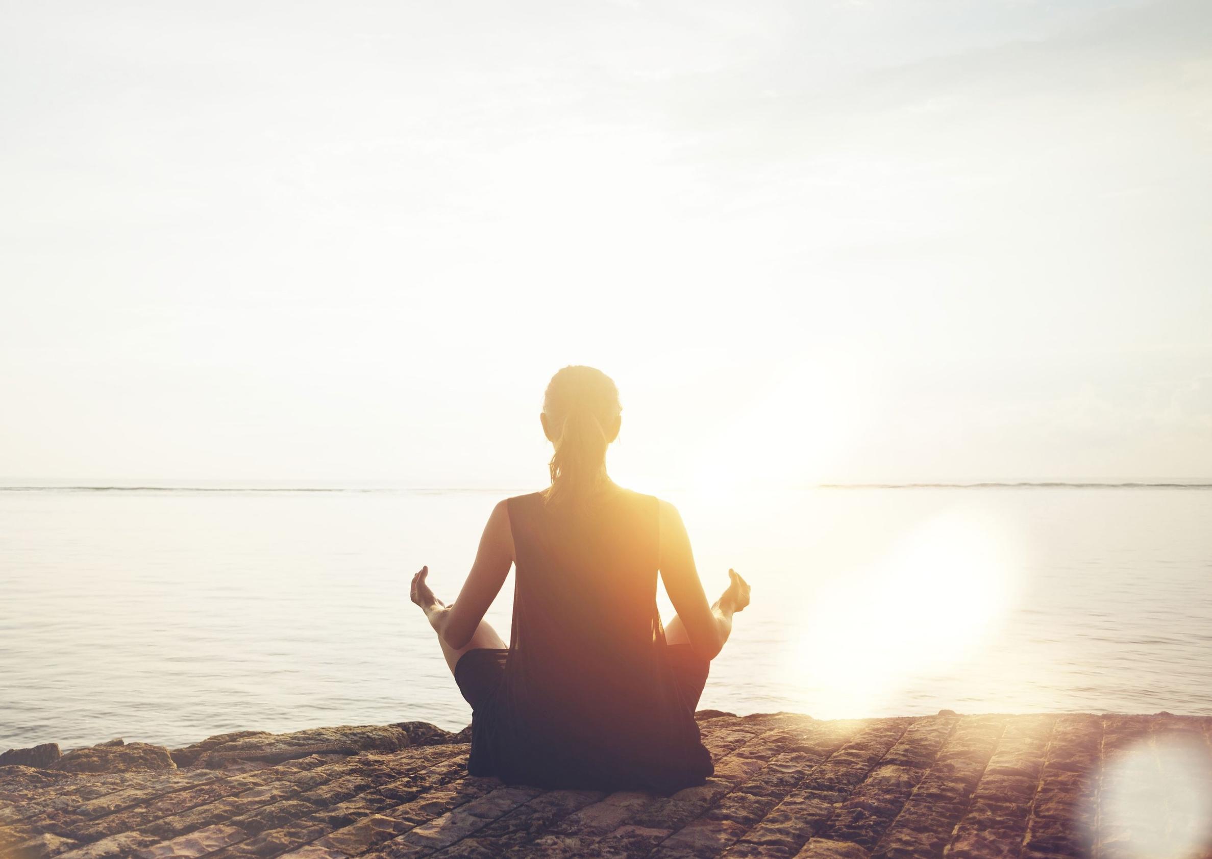 Tunnetko paniikkikohtauksen tulevan? Tämä 5 minuutin hengitysharjoitus rauhoittaa kehoa ja mieltä