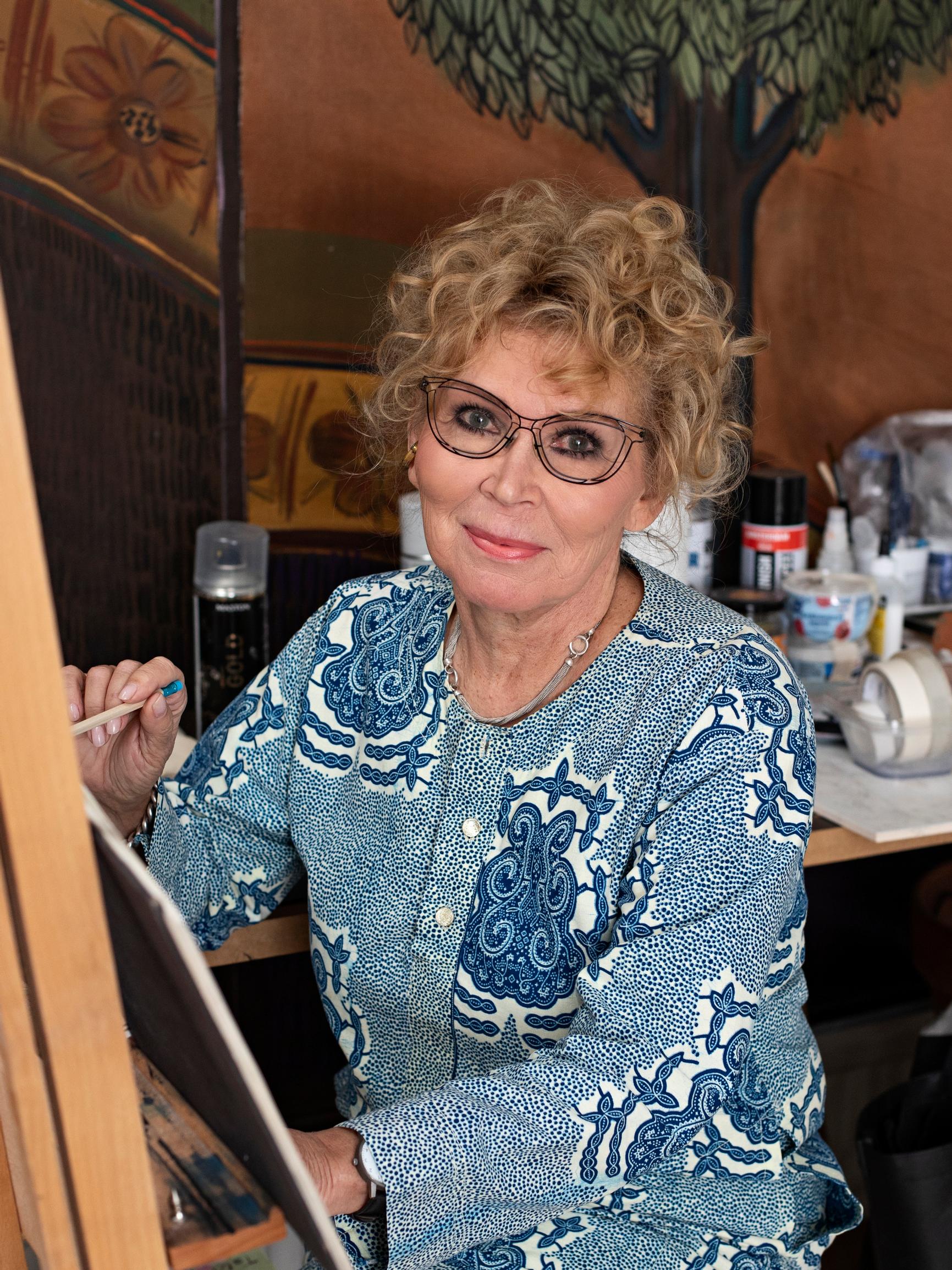 Taiteilija Katariina Lahti asuu yksin 275-neliöisessä kodissa – olohuoneessa voi pulahtaa uima-altaaseen