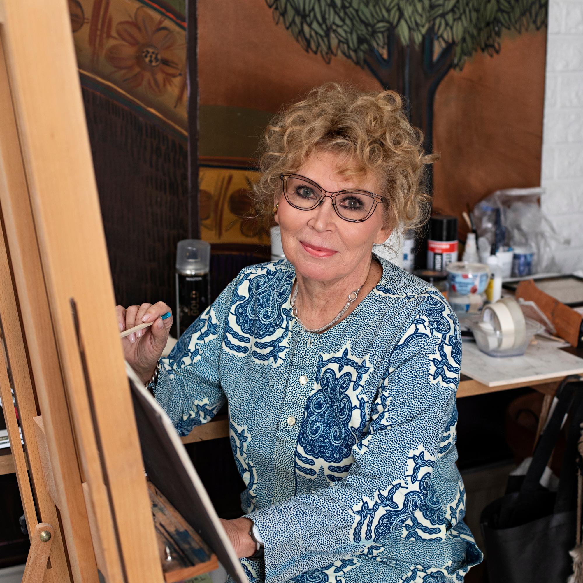 Taiteilija Katariina Lahti asuu yksin 275-neliöisessä kodissa – olohuoneessa voi pulahtaa uima-altaaseen