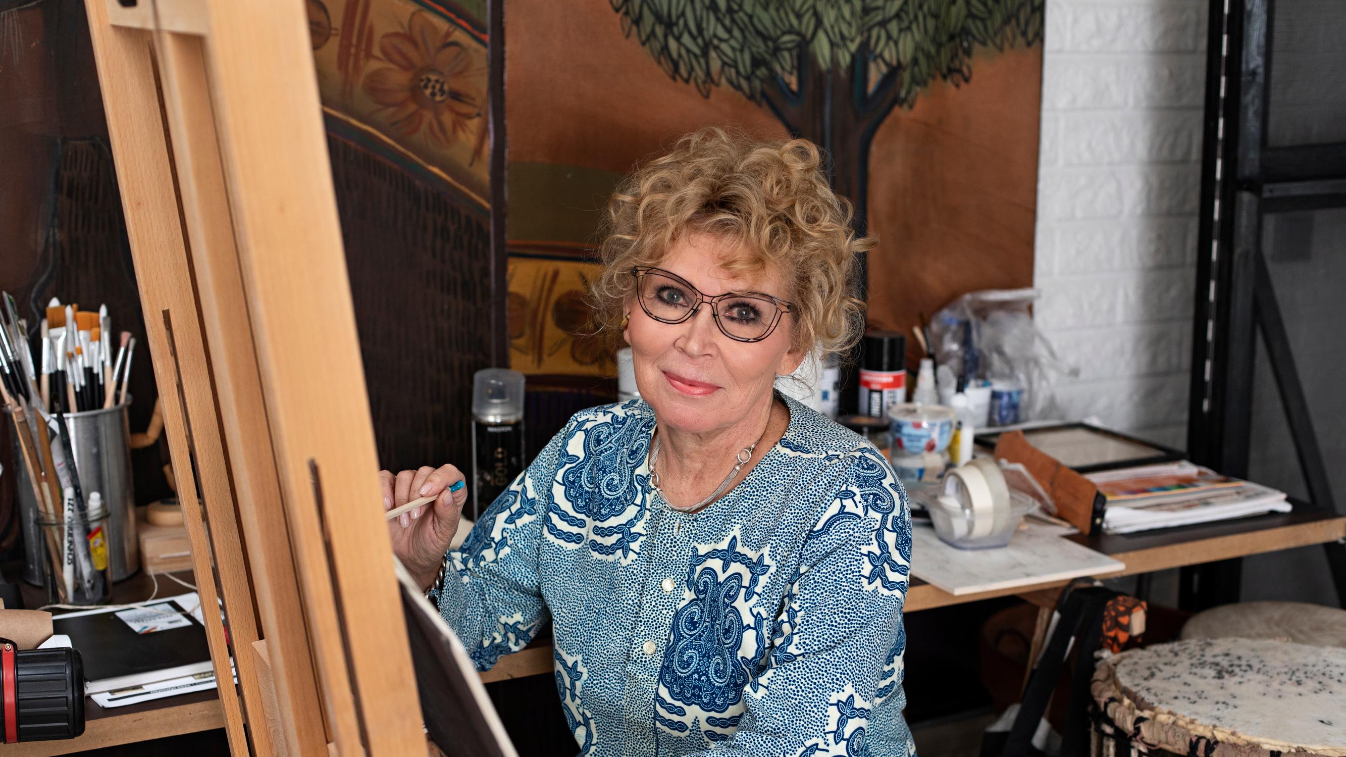 Taiteilija Katariina Lahti asuu yksin 275-neliöisessä kodissa – olohuoneessa voi pulahtaa uima-altaaseen