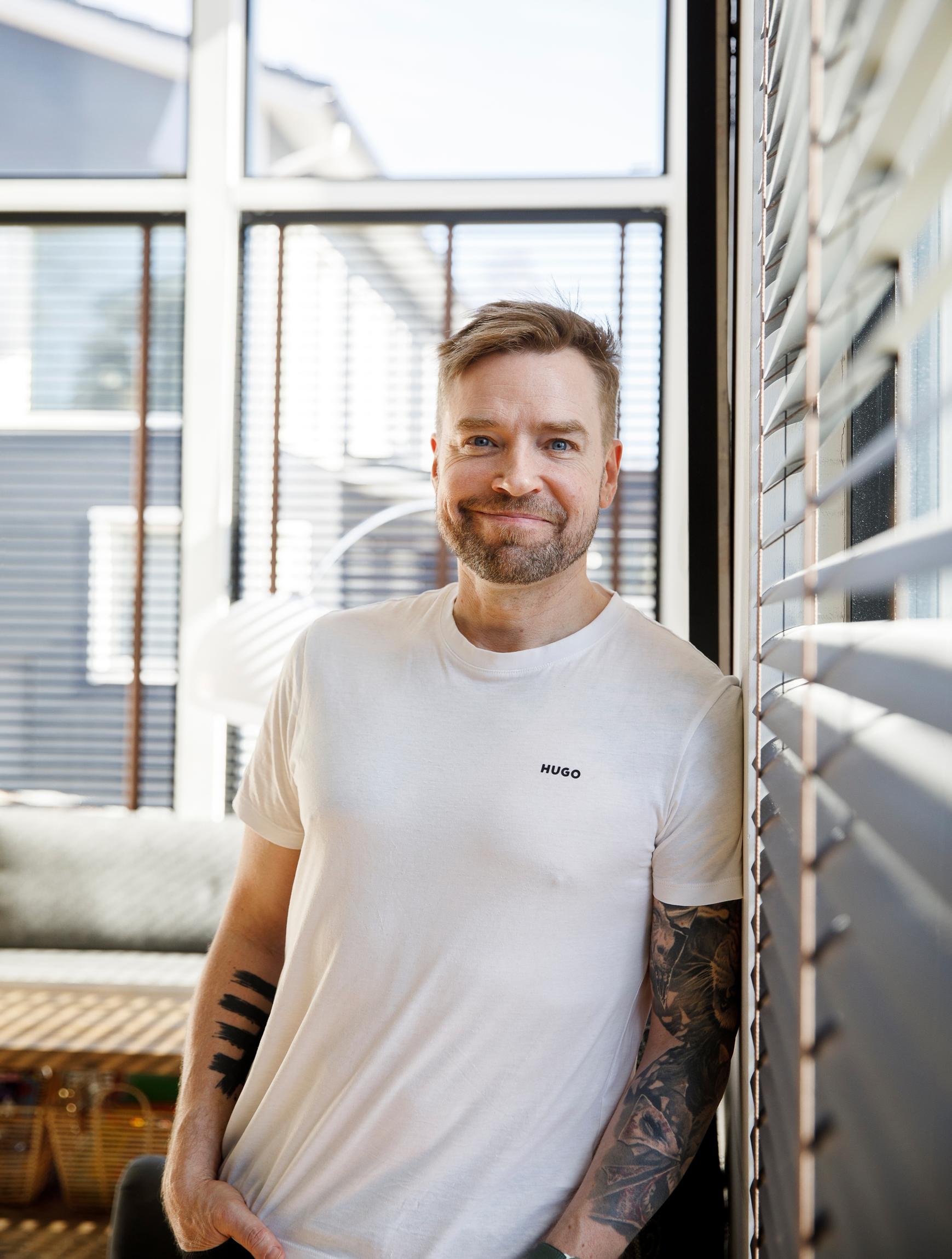 Jari aloitti näyttelijän työt 20 vuotta sitten. ”Siihen aikaan oli sankariteko tulla krapulassa töihin. Kymmenen vuoden aikana meno on onneksi muuttunut.”