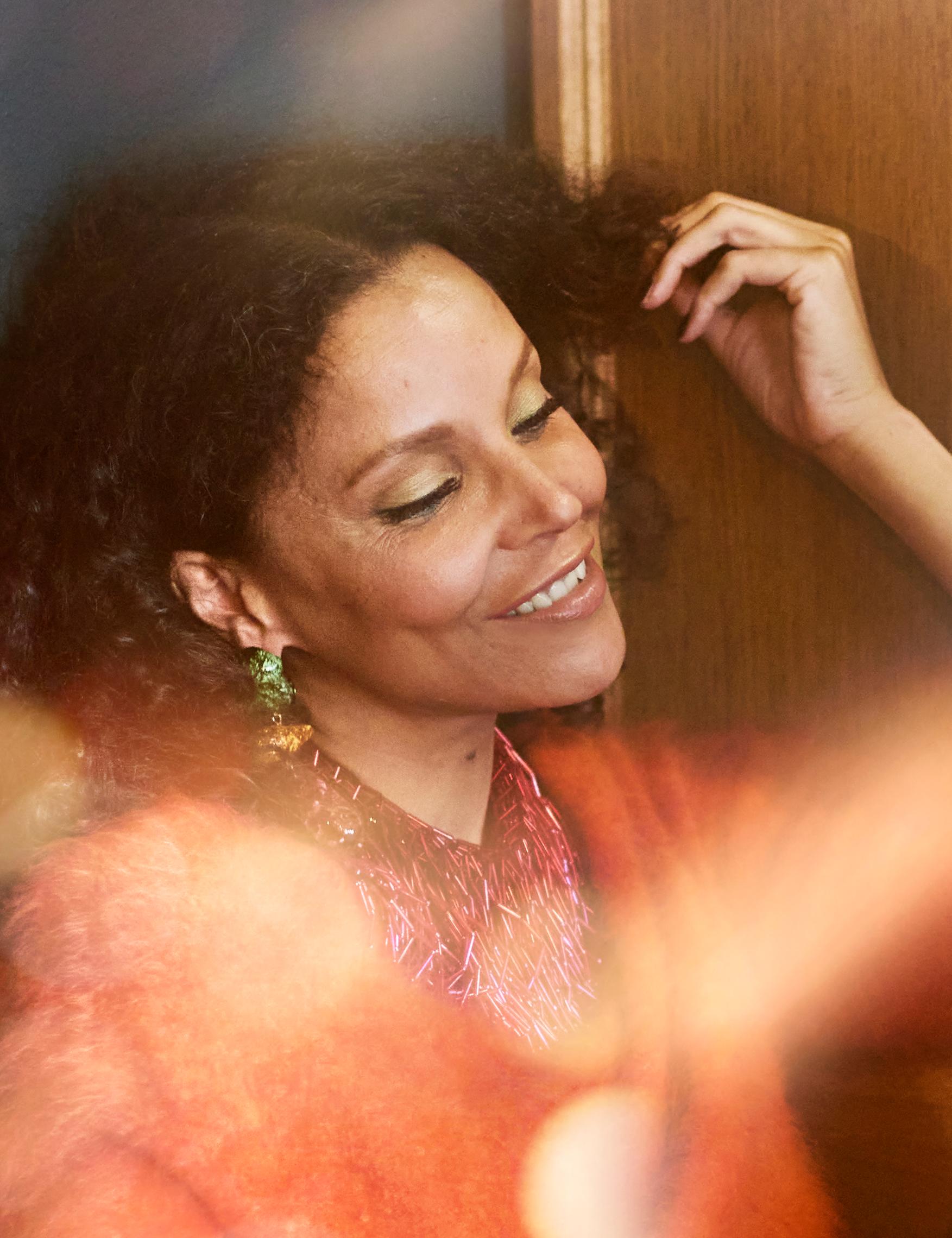 Kiiltoa, kiiltoa ja lisää kiiltoa – Amira Khalifa esittelee juhla-asut, joissa on mahdotonta jäädä huomaamattomaksi