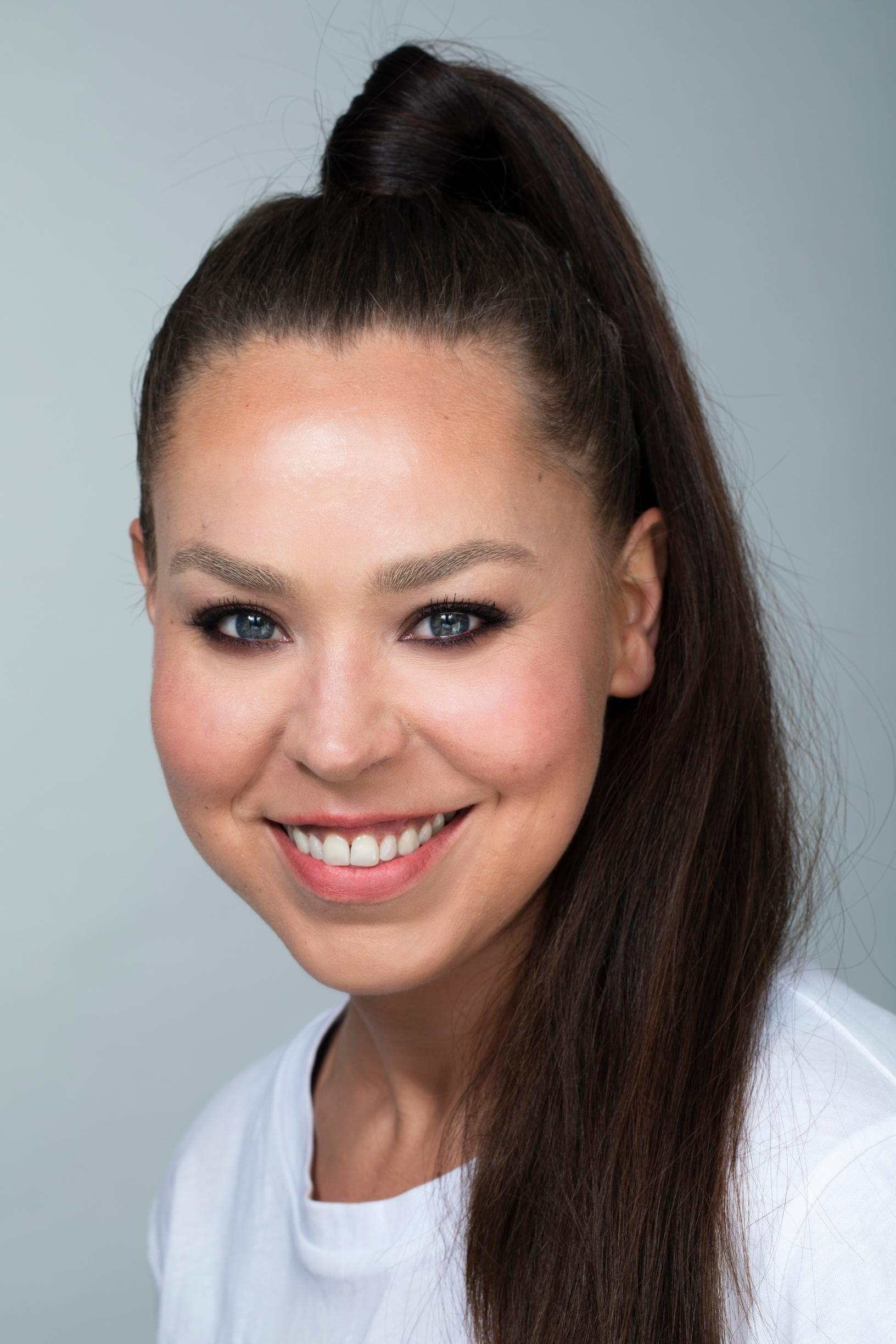 Meikkitaiteilija Ida Jokikunnas näyttää, miten meikkaat upeat kulmat