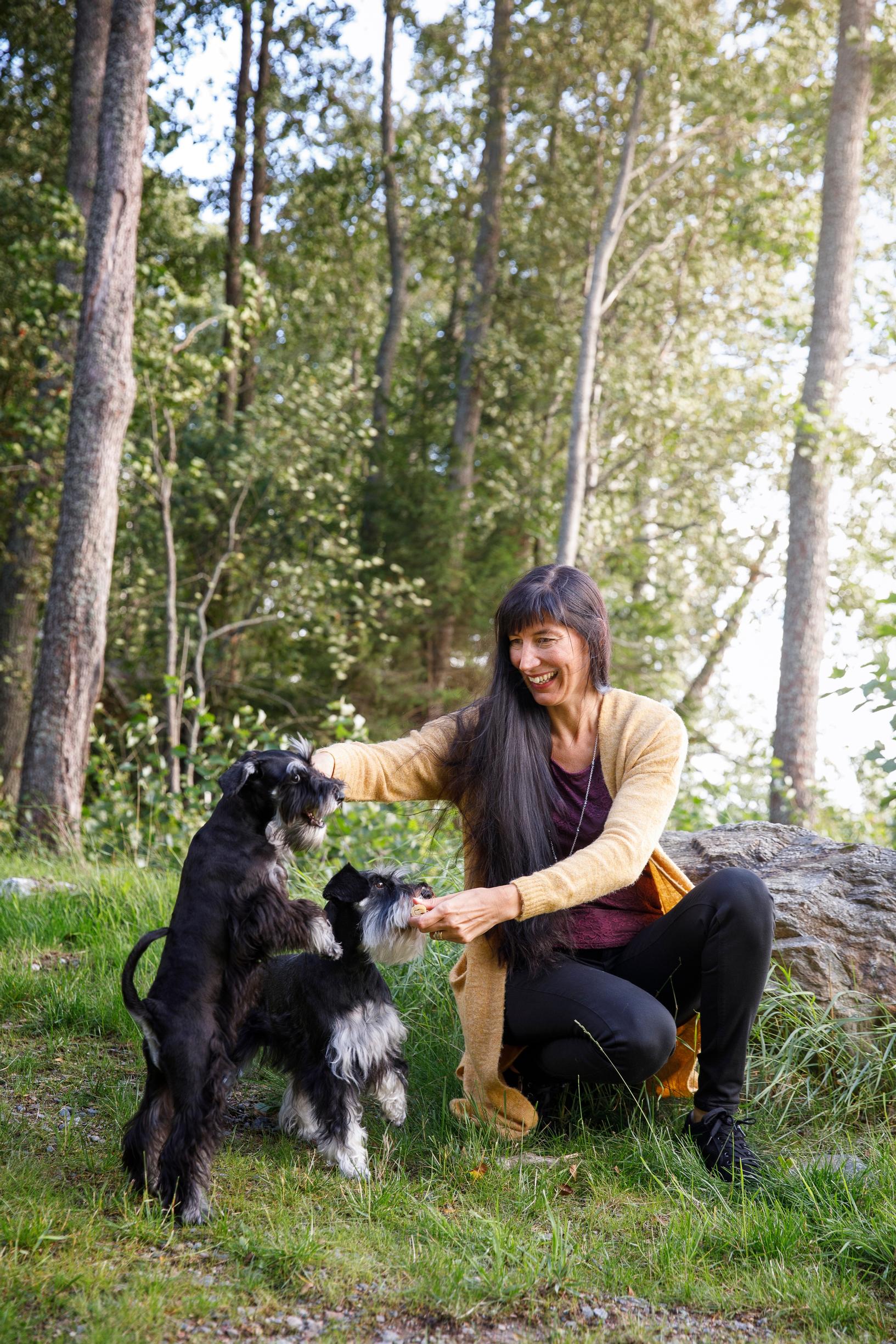 ”Minulla on kolme tytärtä, joista kaksi on elossa ja yksi taivaassa.” Näin Monica Tiisala vastaa, kun häneltä kysytään lasten lukumäärää.