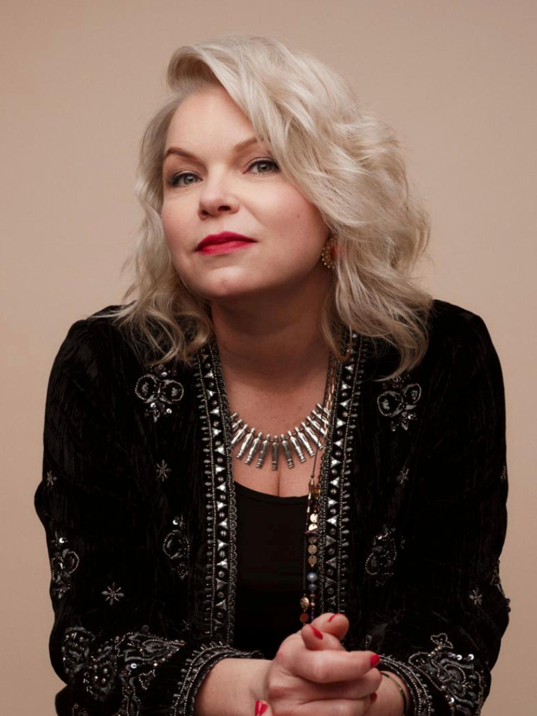 Kirjailija Anne Moilanen ihmettelee, miksi naisia pidetään pihtareina: ”Seksielämäni on parantunut vanhetessa”