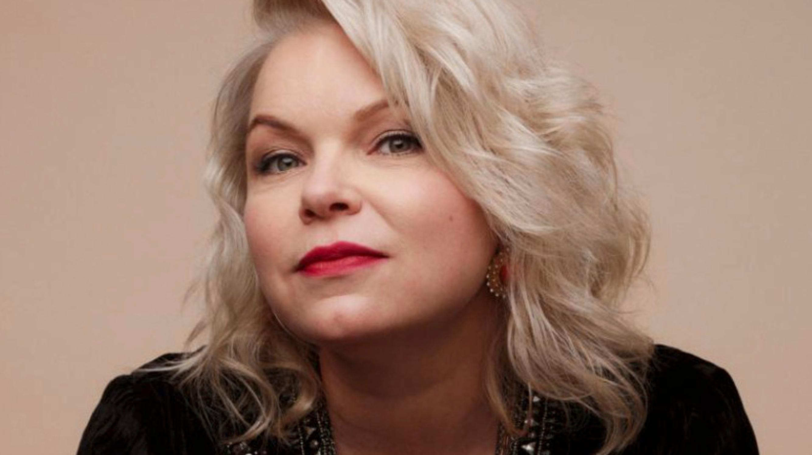 Kirjailija Anne Moilanen ihmettelee, miksi naisia pidetään pihtareina: ”Seksielämäni on parantunut vanhetessa”