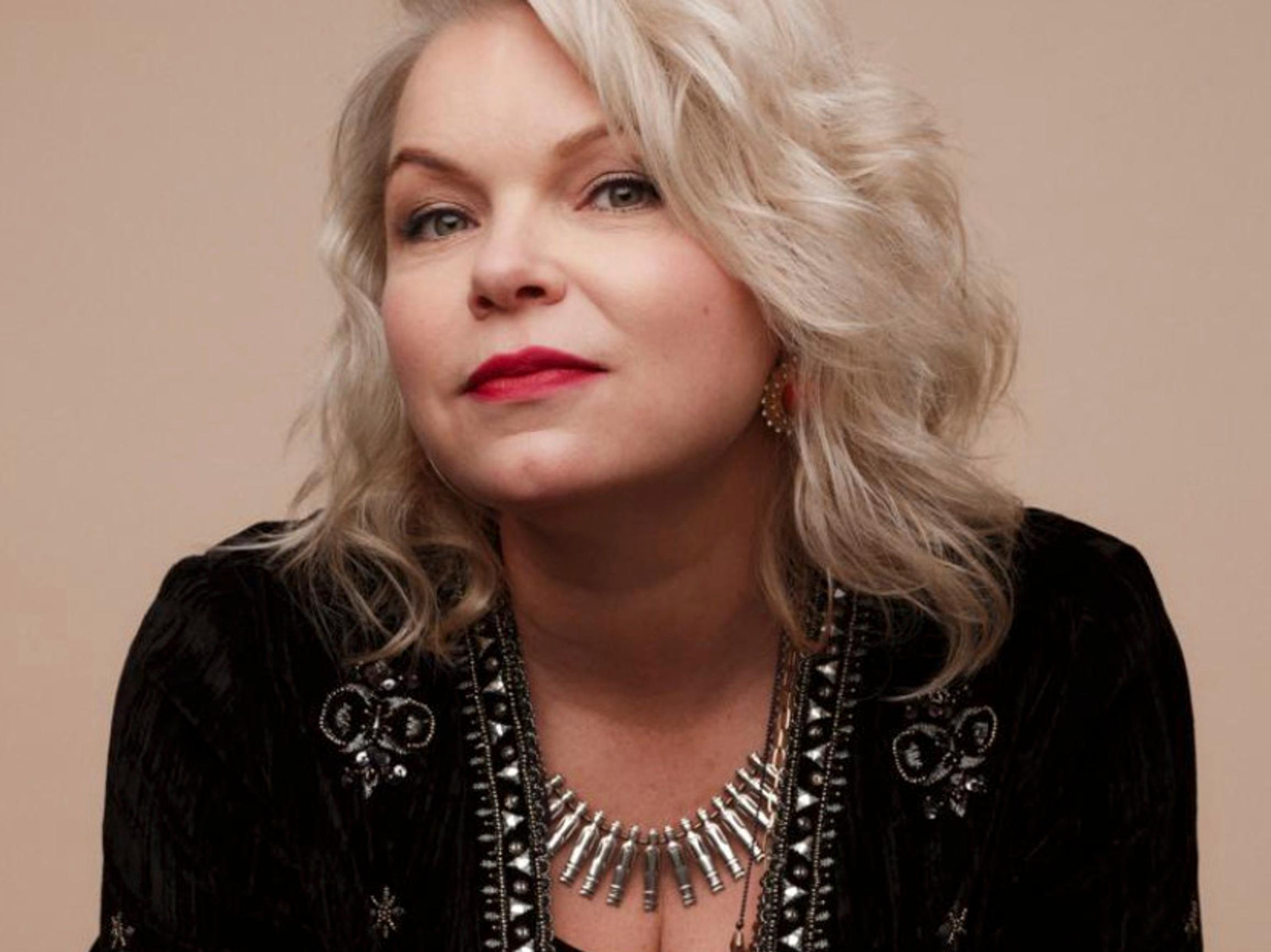 Kirjailija Anne Moilanen ihmettelee, miksi naisia pidetään pihtareina: ”Seksielämäni on parantunut vanhetessa”