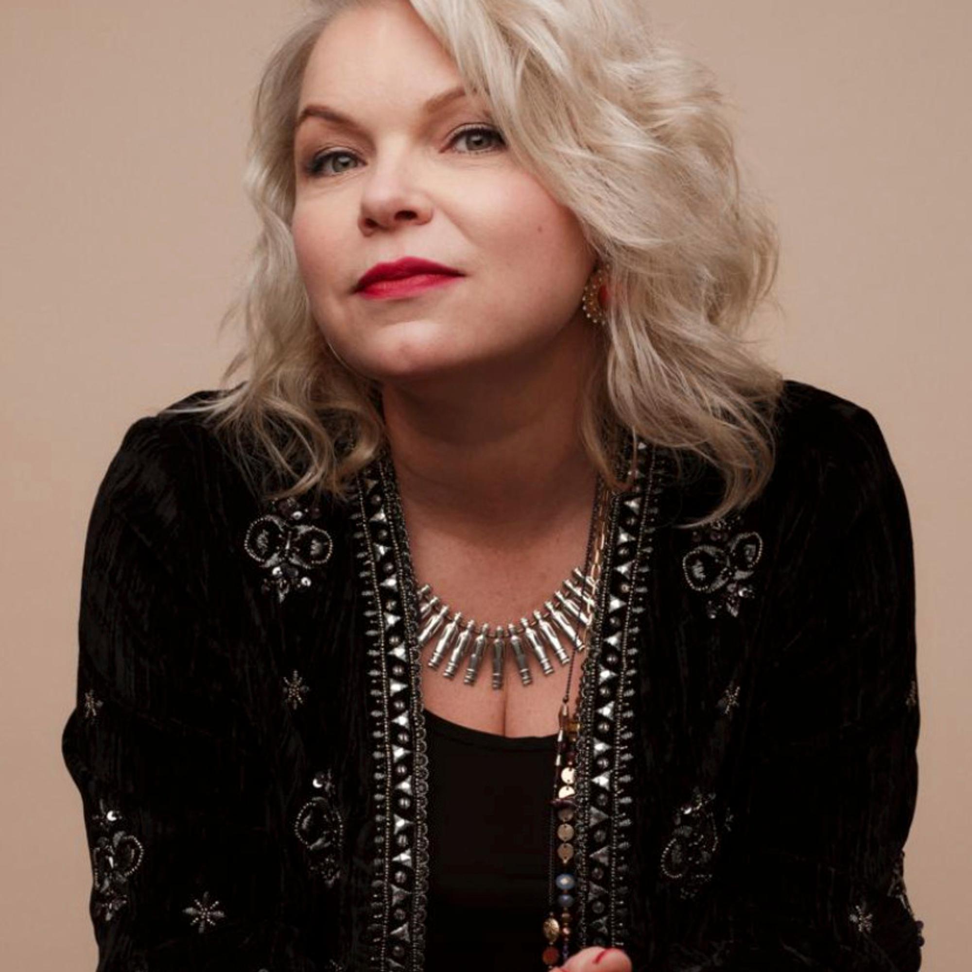 Kirjailija Anne Moilanen ihmettelee, miksi naisia pidetään pihtareina: ”Seksielämäni on parantunut vanhetessa”