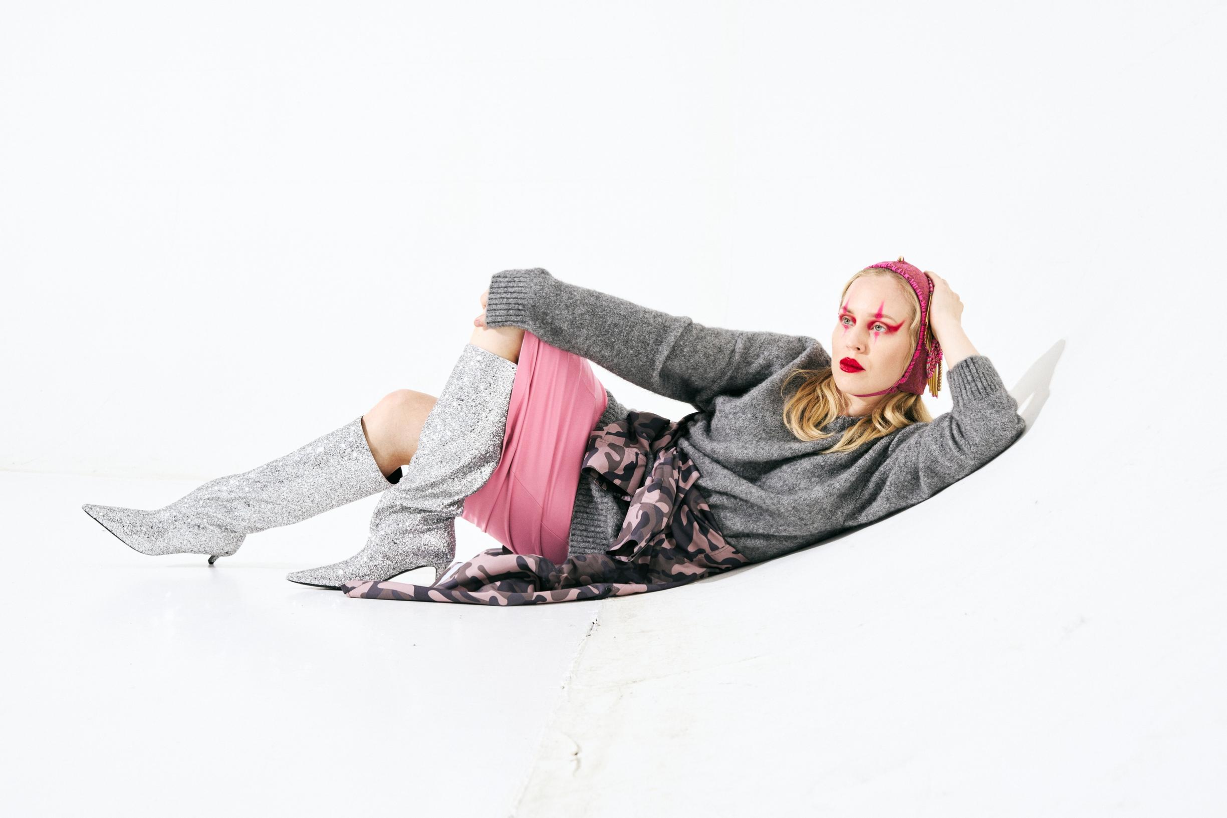 Maastokuvioinen liivi 345 e ja tuulitakki vyötäisillä 450 e, Rolf Ekroth. Alpakkaneule 225 e, Weekend MaxMara. Käsinkirjailtu myssy, hinta tiedusteltaessa, Henna Lampinen. Vaaleanpunainen nahkahame 930 e ja saapikkaat 820 e, Teurn Studios.