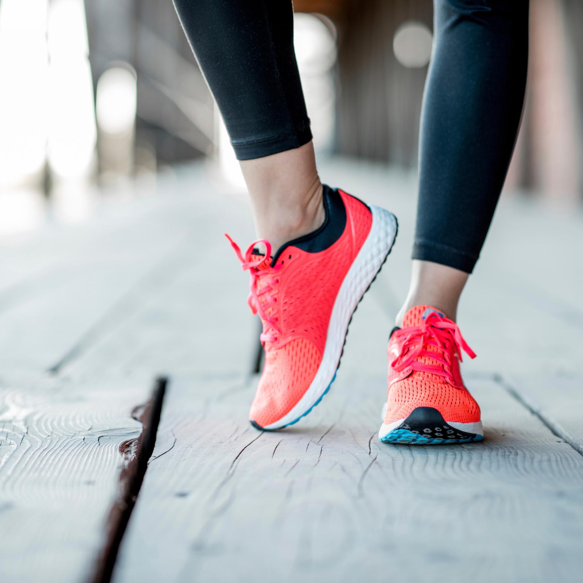 Kun jalkoihin sattuu aamuisin, syy kipuun on yleensä yksinkertainen – ortopedi kertoo, milloin mennä lääkäriin