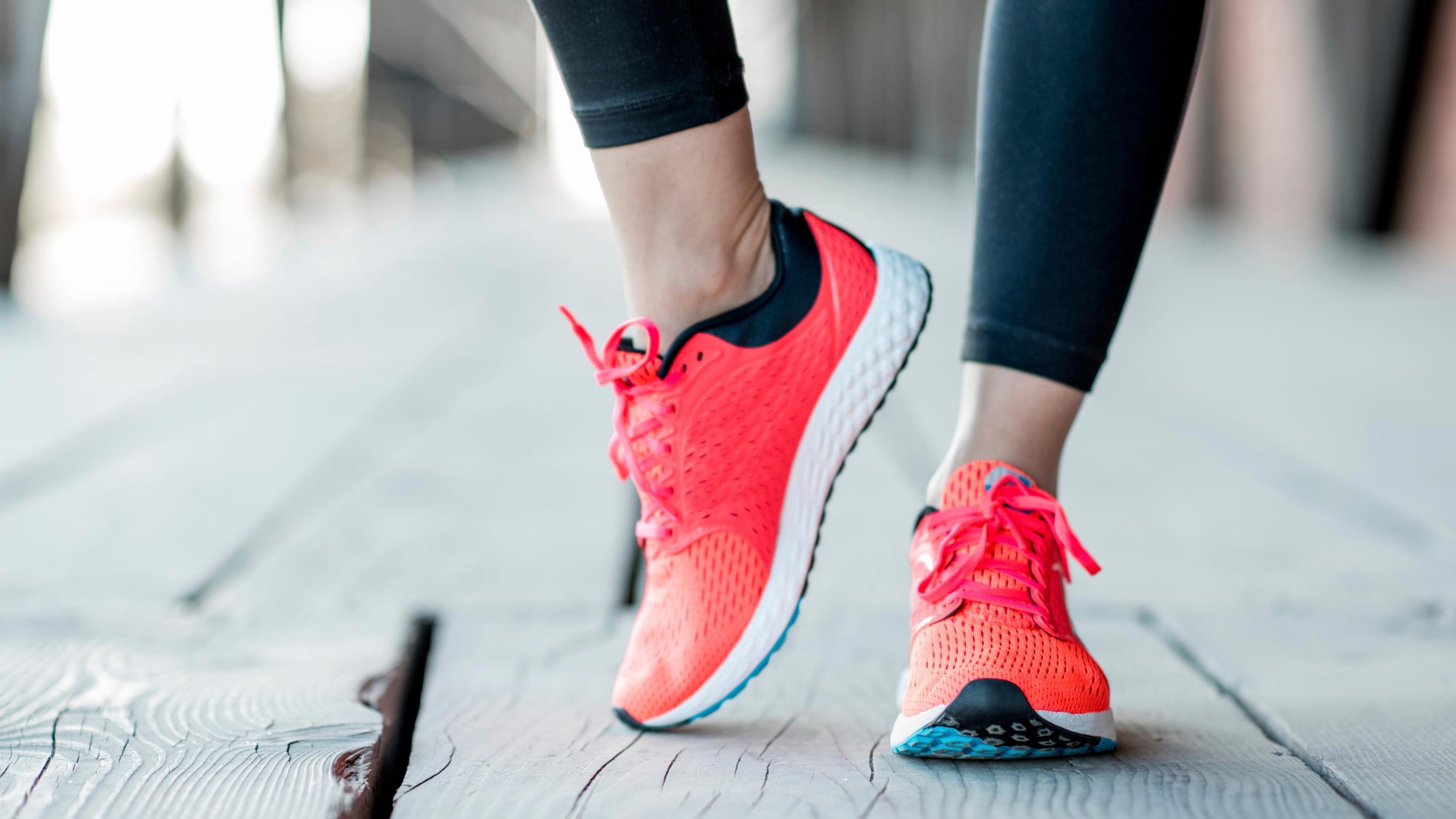 Kun jalkoihin sattuu aamuisin, syy kipuun on yleensä yksinkertainen – ortopedi kertoo, milloin mennä lääkäriin