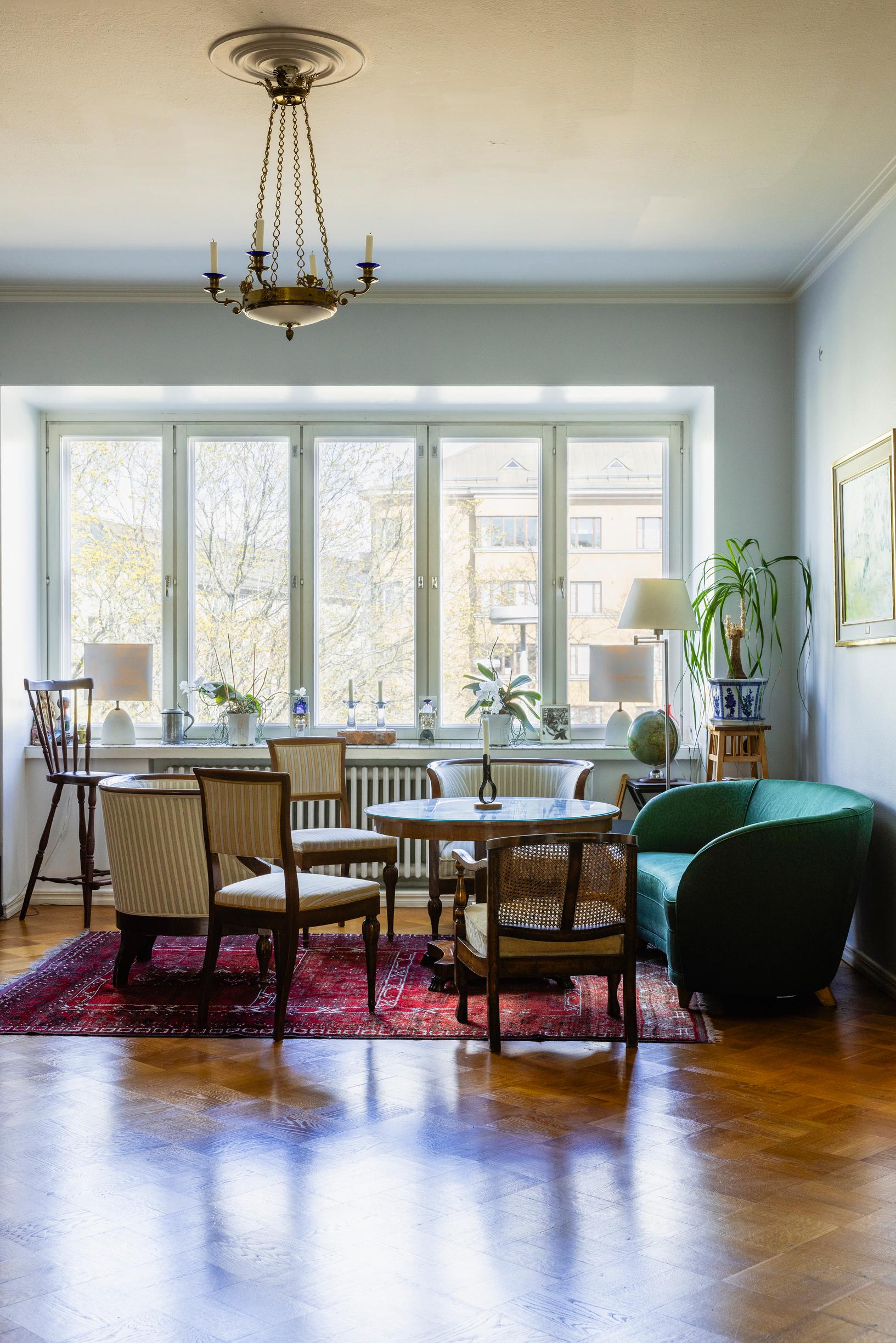 Olohuoneesta avautuu maisema Töölöntorille. Verhoista Riko ei piittaa eikä liiasta tavaramäärästä. ”Tavaraa ei saa olla liikaa. Nyt ollaan siinä rajamailla”, Riko tunnustaa.