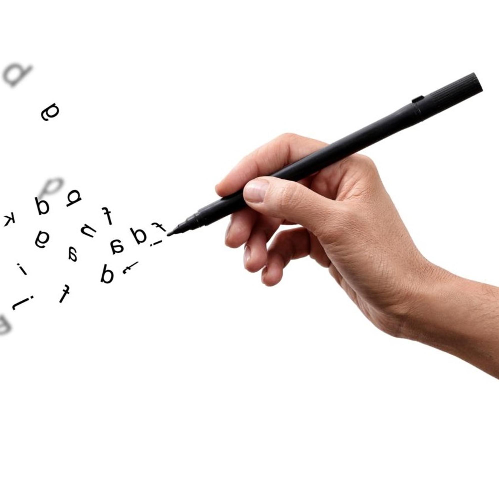 Käsi pitelee kynää, josta tulee kirjaimia