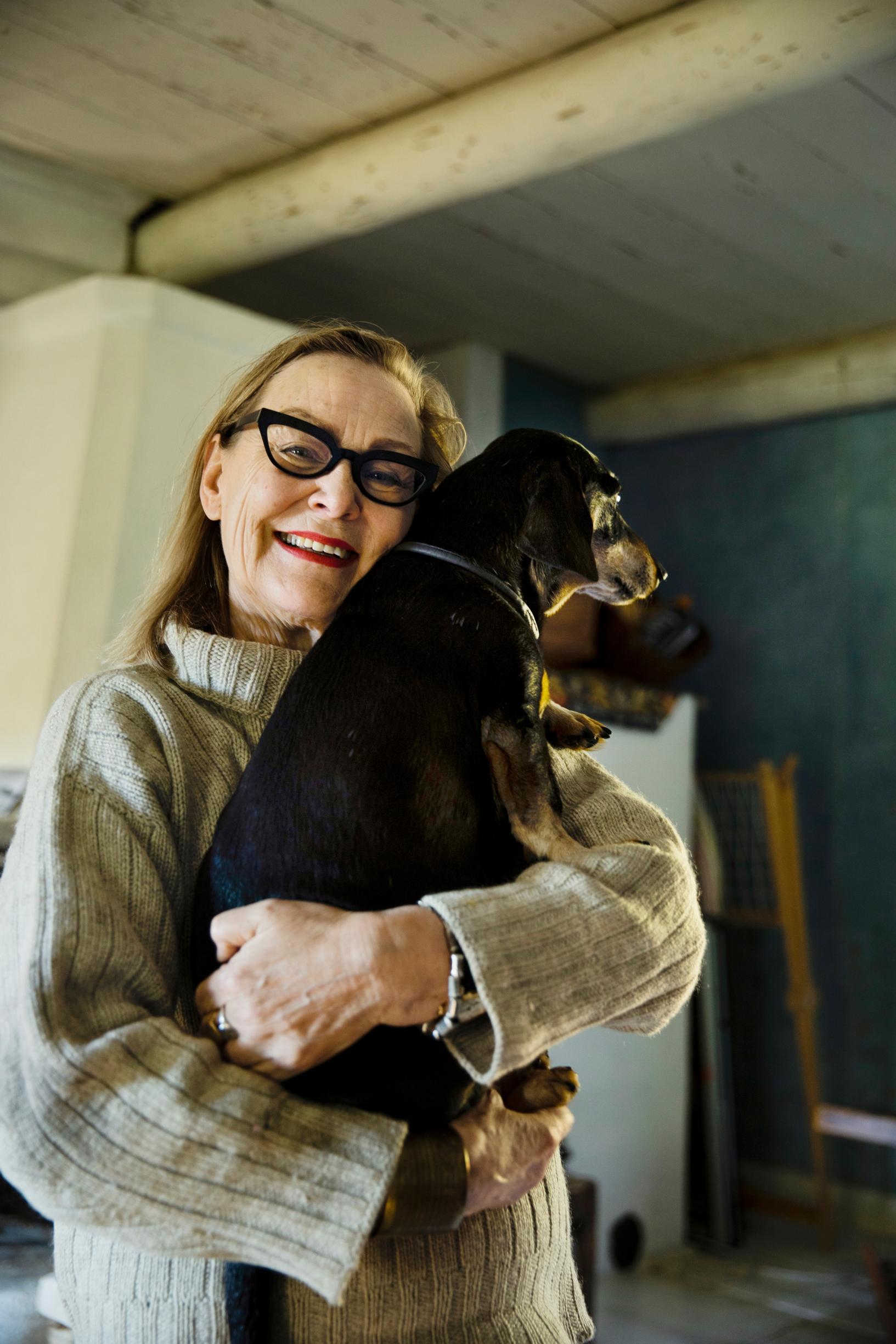 Maalaamista rakastava Marjatta Tapiola pyrkii pitämään viikonloput vapaina työstä. ”Silloin opiskelen venäjää.”