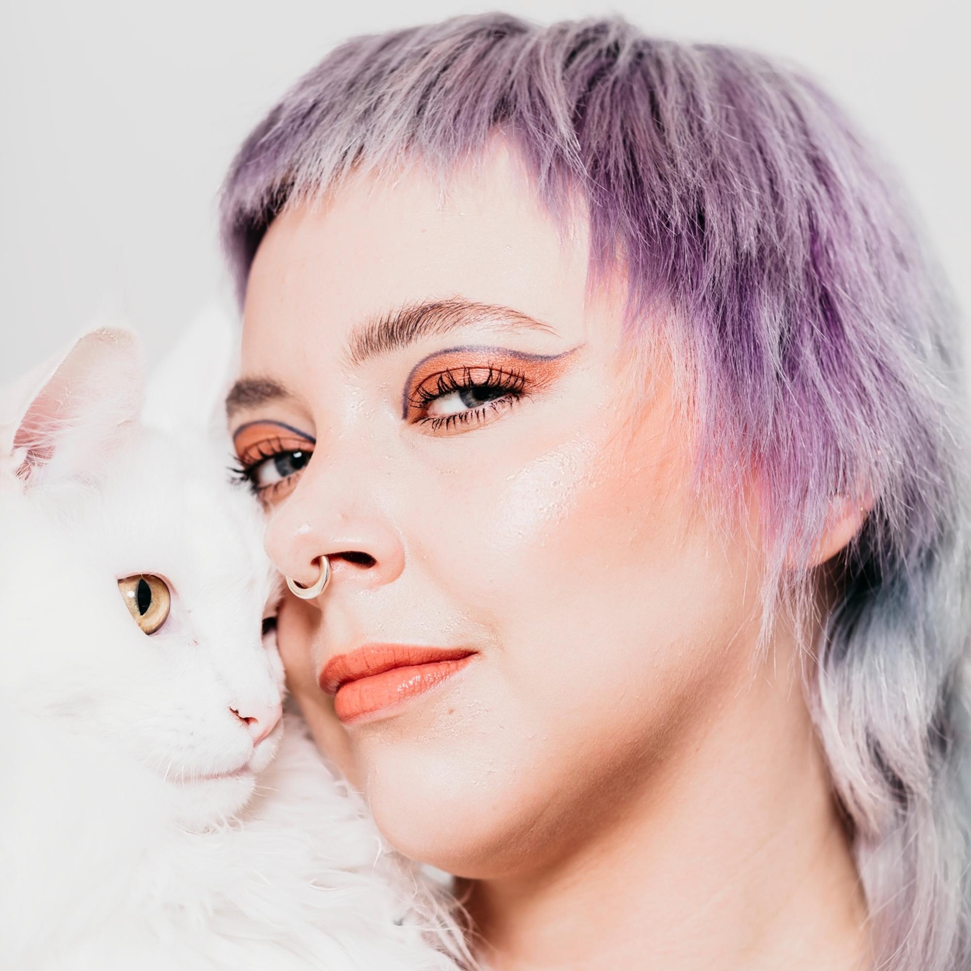 Kauneusvaikuttaja Laura Loukola kertoo niksin, joka helpottaa rajausten tekemistä – ja maksaa vain pari euroa