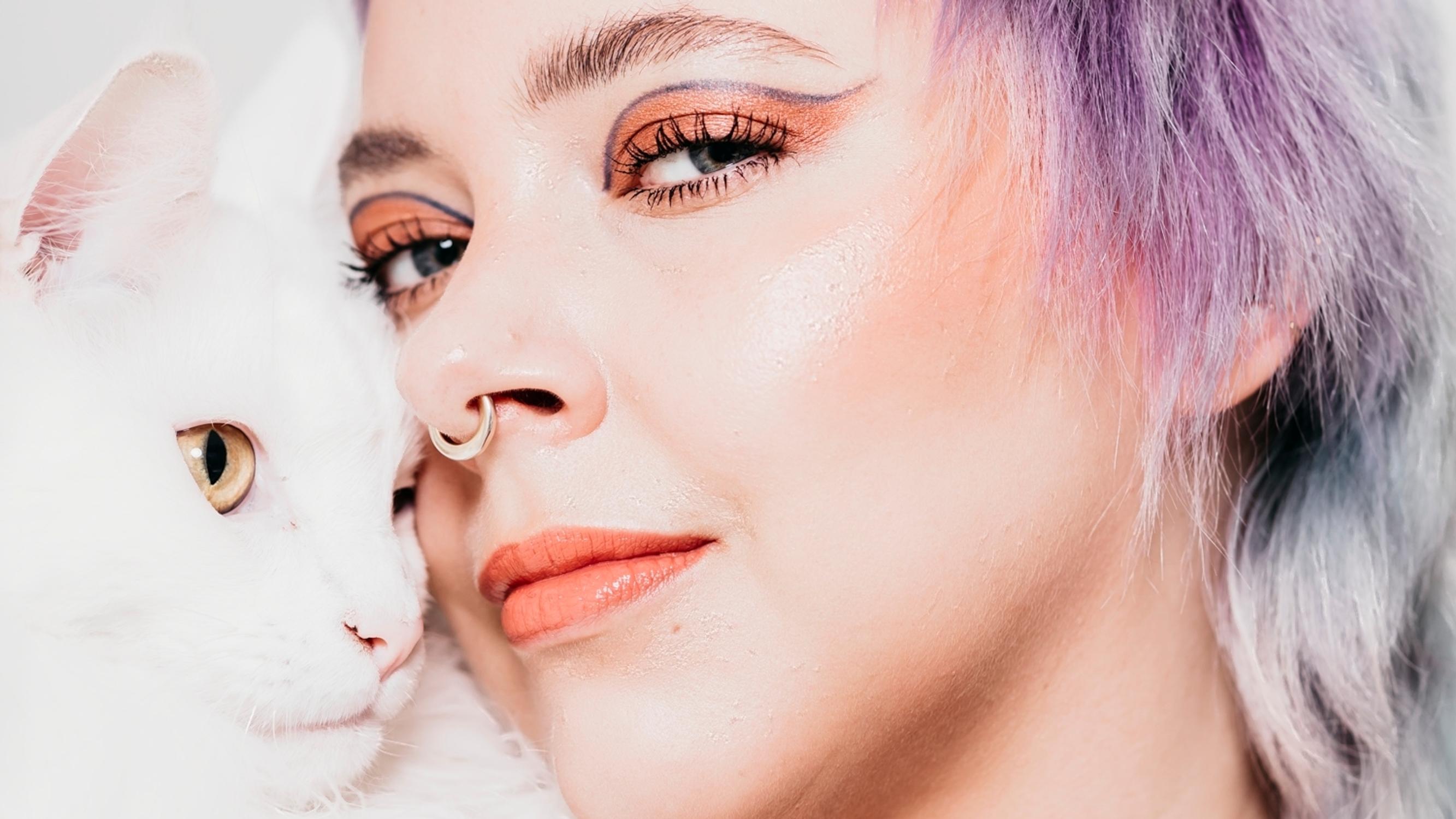 Kauneusvaikuttaja Laura Loukola kertoo niksin, joka helpottaa rajausten tekemistä – ja maksaa vain pari euroa