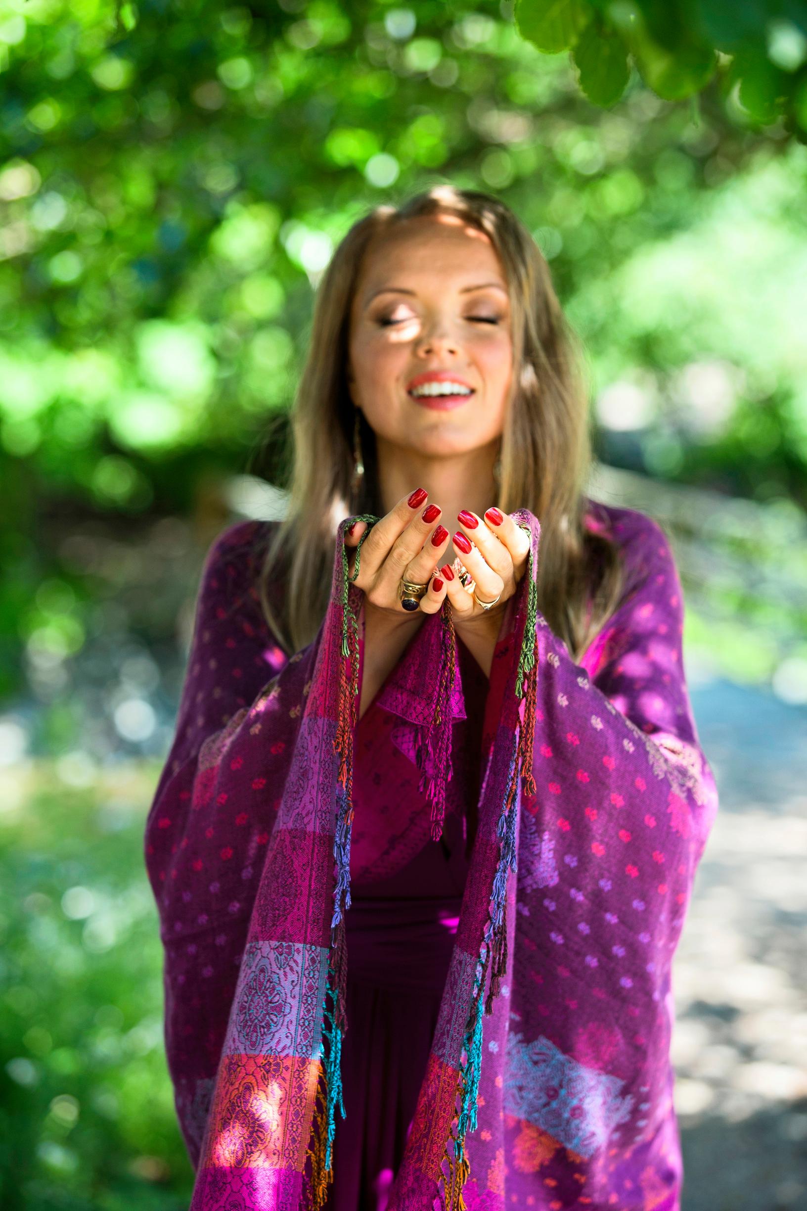 Kirsi silmät kiinni ja katse ylös