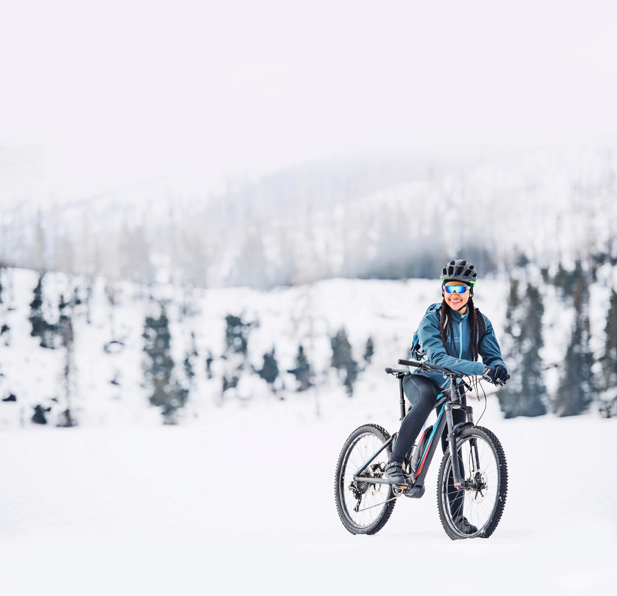 Polje talvella rennosti: katso vinkit talvipyöräilyyn