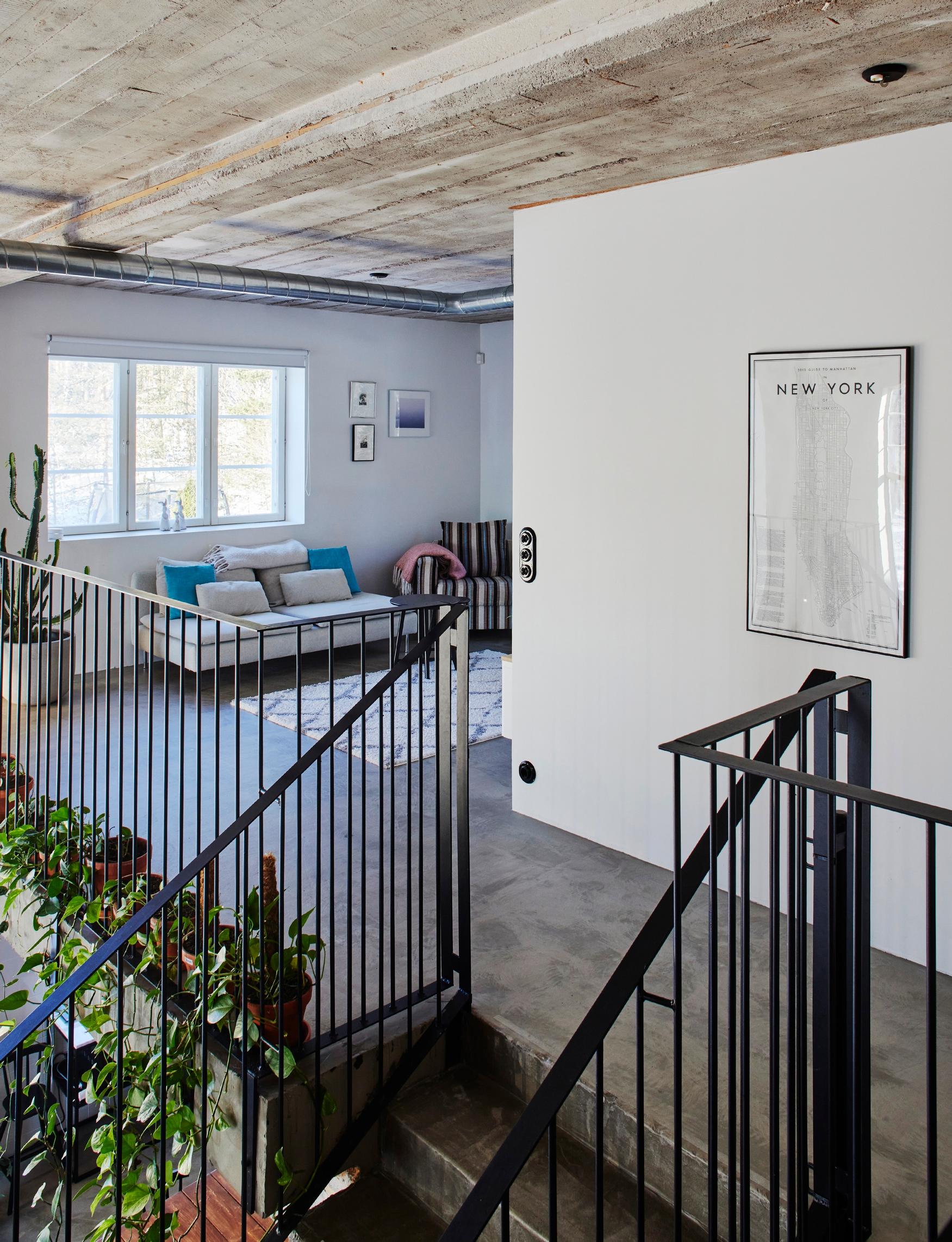 Yläkerrassa sijaitsevat aula, kolme makuuhuonetta, työhuone sekä kolme kylpyhuonetta. Pekan ja Helenan rakkaus New Yorkiin näkyy Porvoon-kodin seinällä.