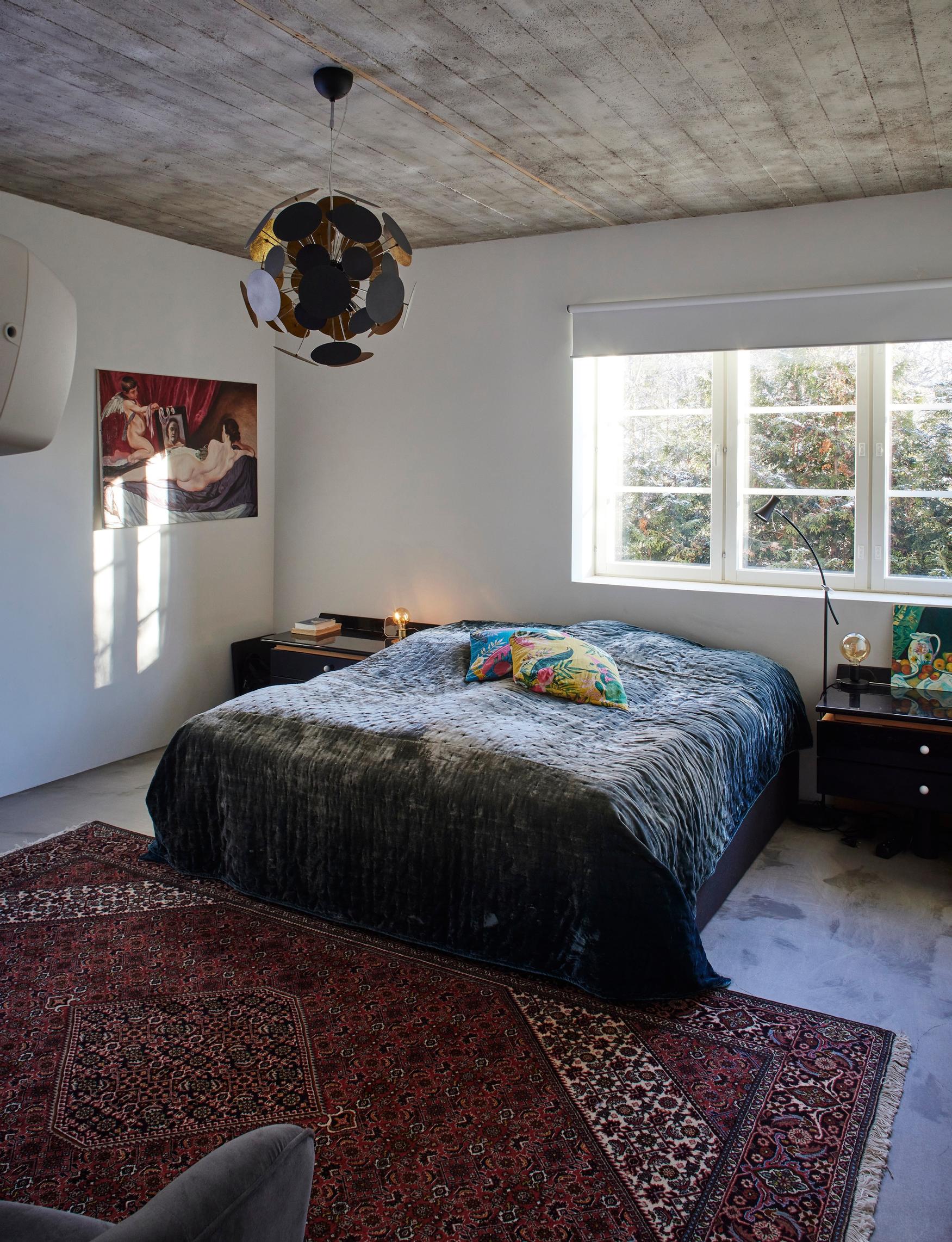 Antiikkimatto ei mahtunut Kalasataman- kotiin, mutta vapaa-ajankodissa se löysi paikkansa makuuhuoneesta.