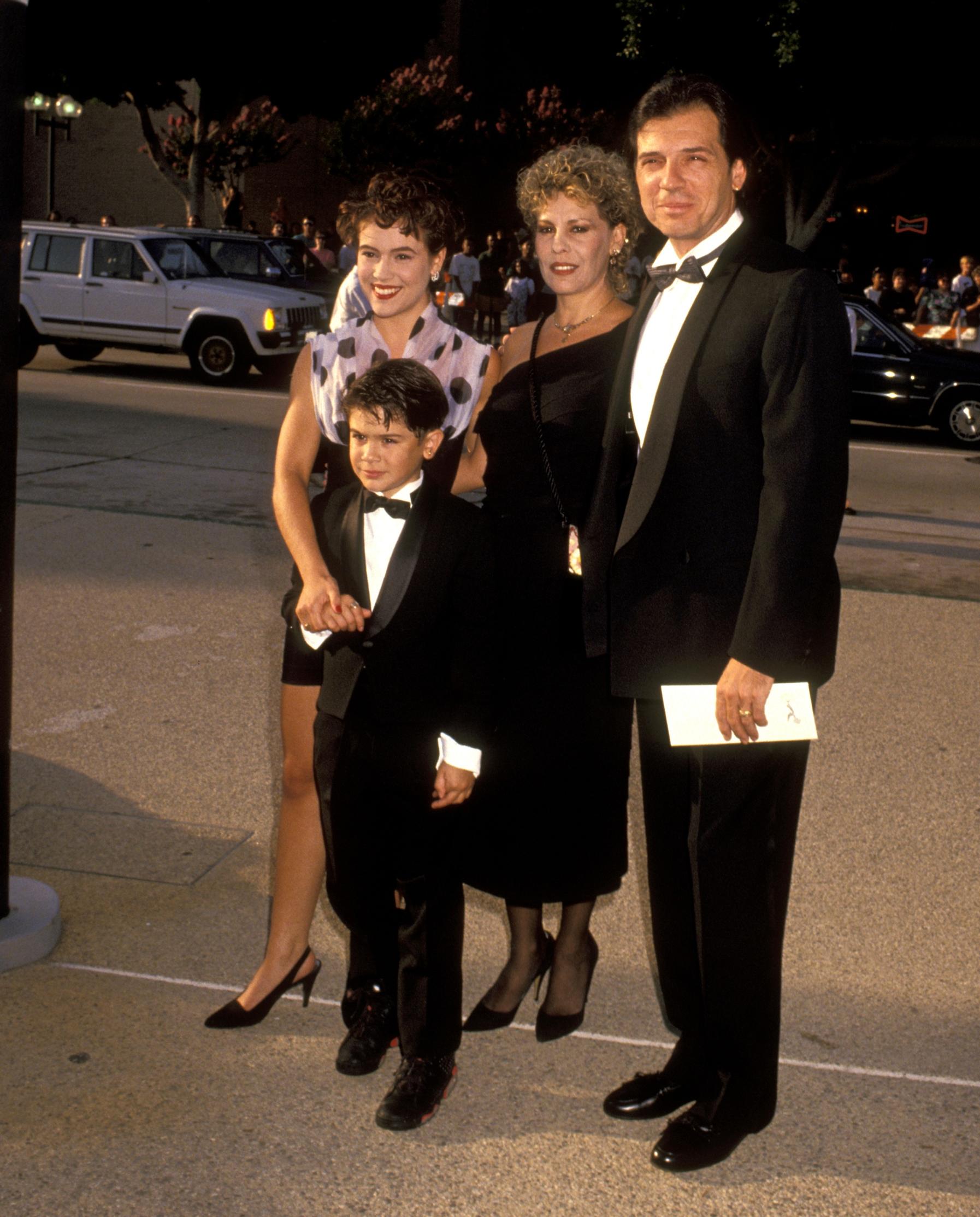 Alyssa aloitti julkisen uransa seitsemänvuotiaana. Palkintogaaloissa hänen rinnallaan nähtiin usein koko perhe: äiti Lin, isä Tom ja pikkuveli Cory.