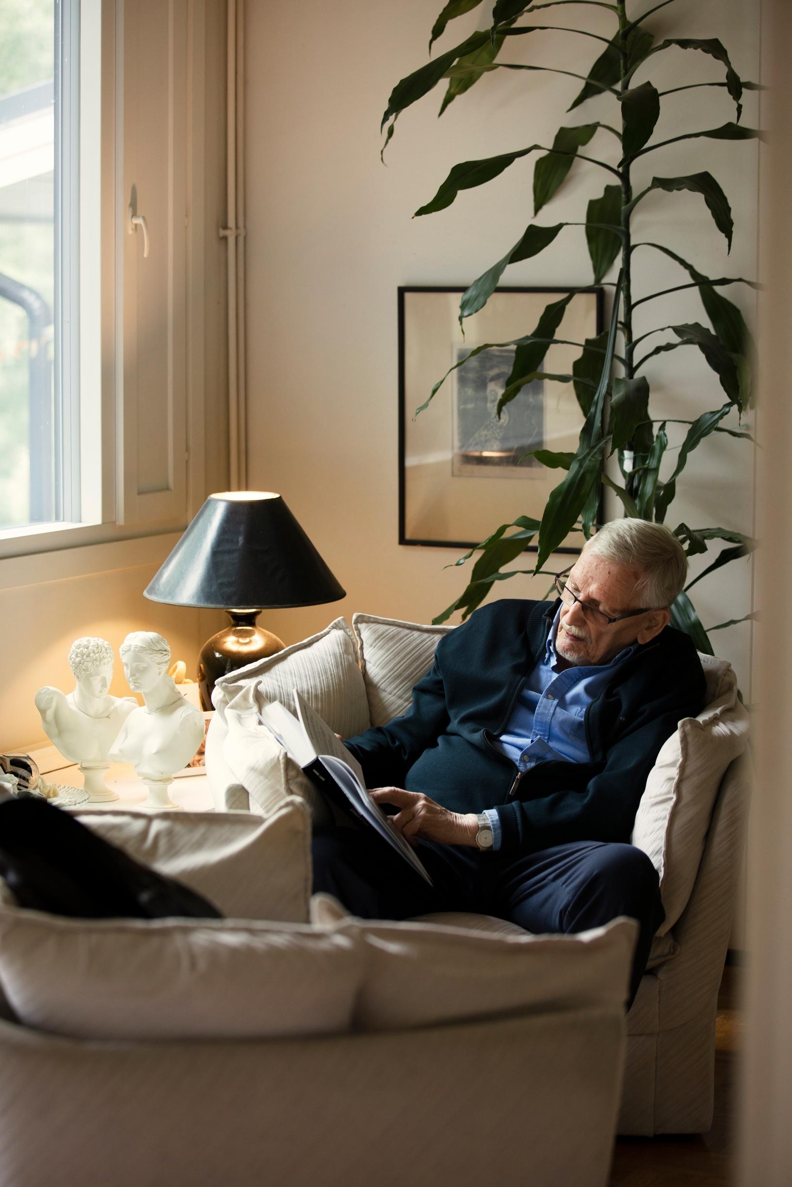 Hannu Lauri ei tiedä, onko kumpikaan hänen entisistä vaimoista lukenut hänen kirjaansa. Elämäkerran teksti on paikoin raakaa mutta rehellistä. Hannu ei säästele itseään.